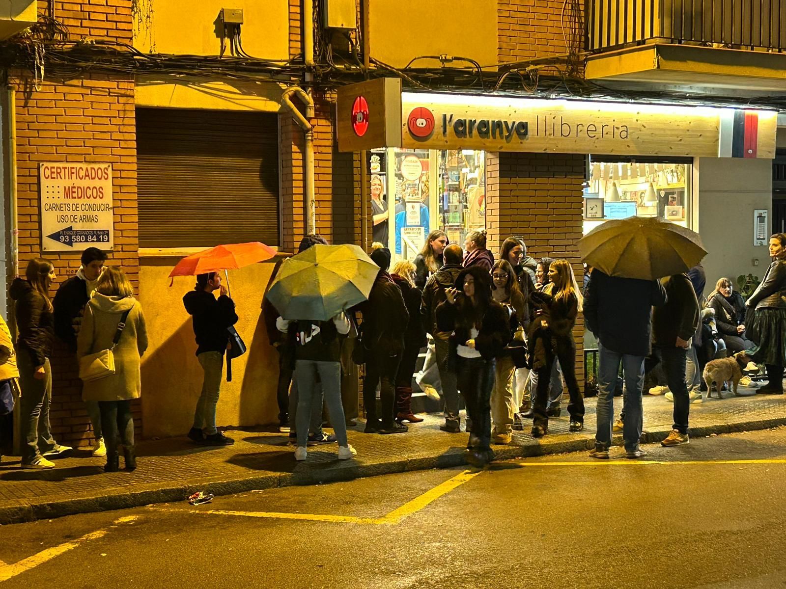 Cues fins a les 21 h a la signatura de llibres d'Abril Zamora. FOTO: L'Aranya Llibreria