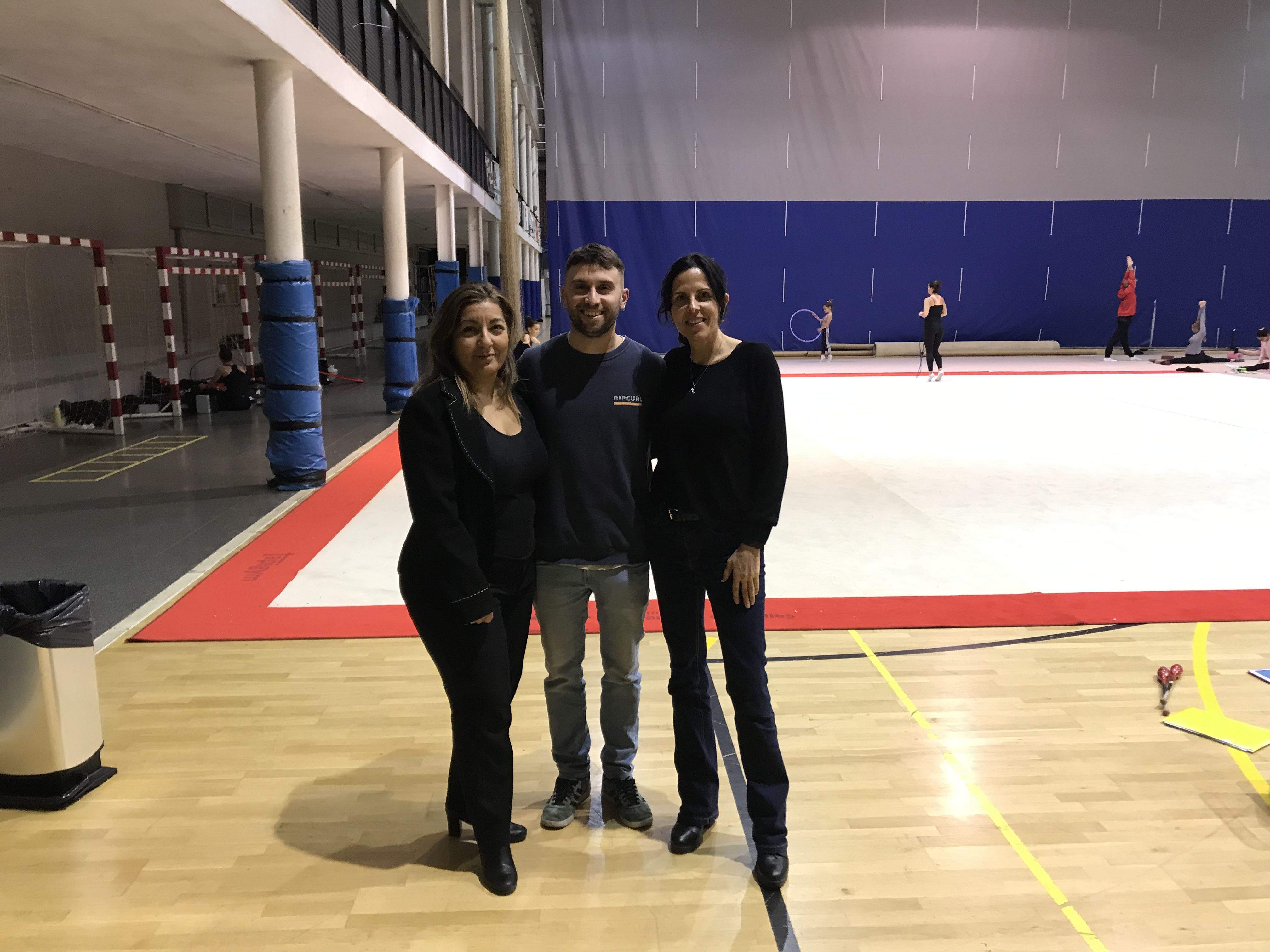Mari Carmen González, secretaria del CGR Cerdanyola (esquerra); Guillem Barrera, cap de redacció del TOT (mig); i Mireia Moyano, presidenta del CGR Cerdanyola (dreta).