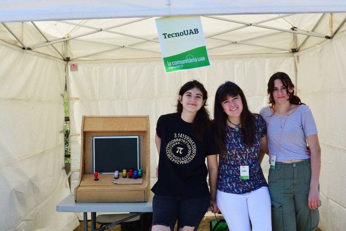 Ainhoa Castaño i les seves companyes Isabel Merino i Aina Cruz a la fira de col·lectius de la UAB. FOTO: Cedida