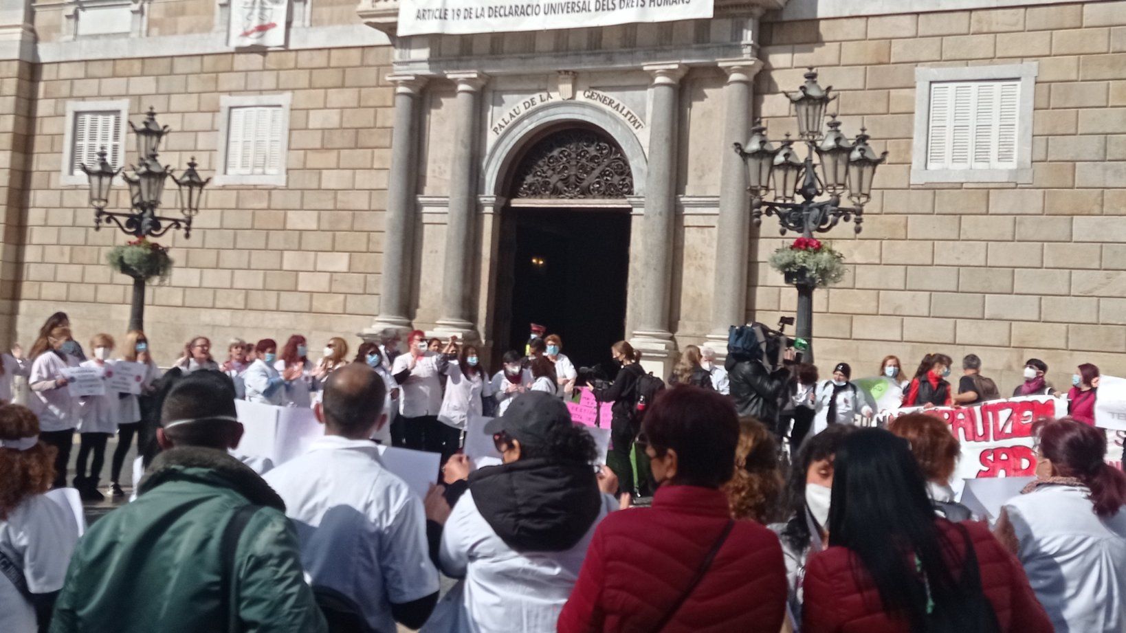 Imatge de la manifestació de les treballadores del SAD davant la Generalitat de Catalunya. FOTO: @SindicatoSad