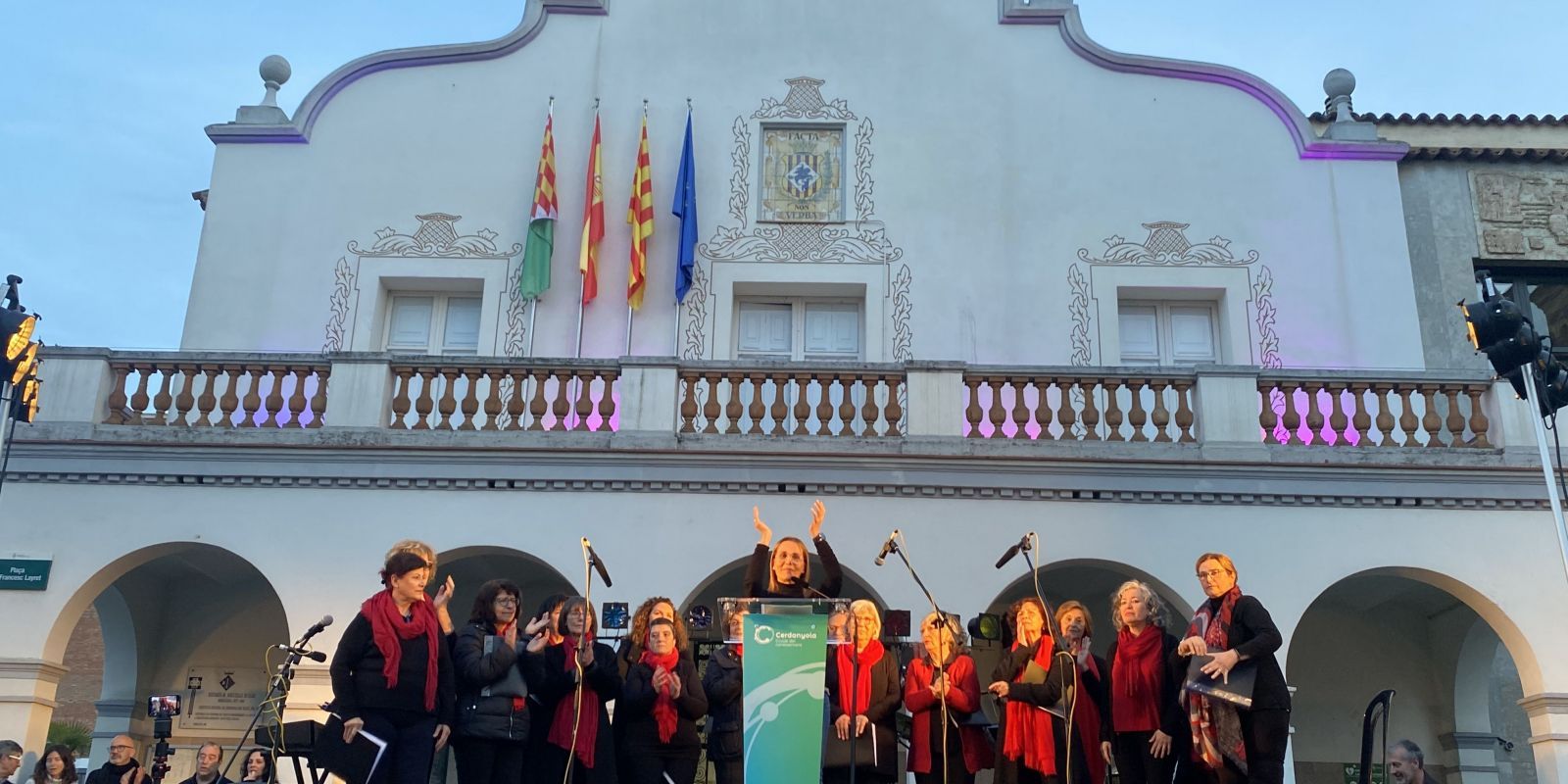 La Coral Dones per la Pau i la regidora Glòria Urbano durant el 8M. FOTO: Mónica GM