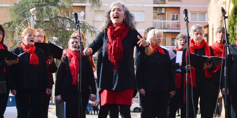 La coral Dones per la Pau presenta aquest diumenge el concert solidari Aquí Som, a la imatge al 25 N de 2023. FOTO: Nora MO
