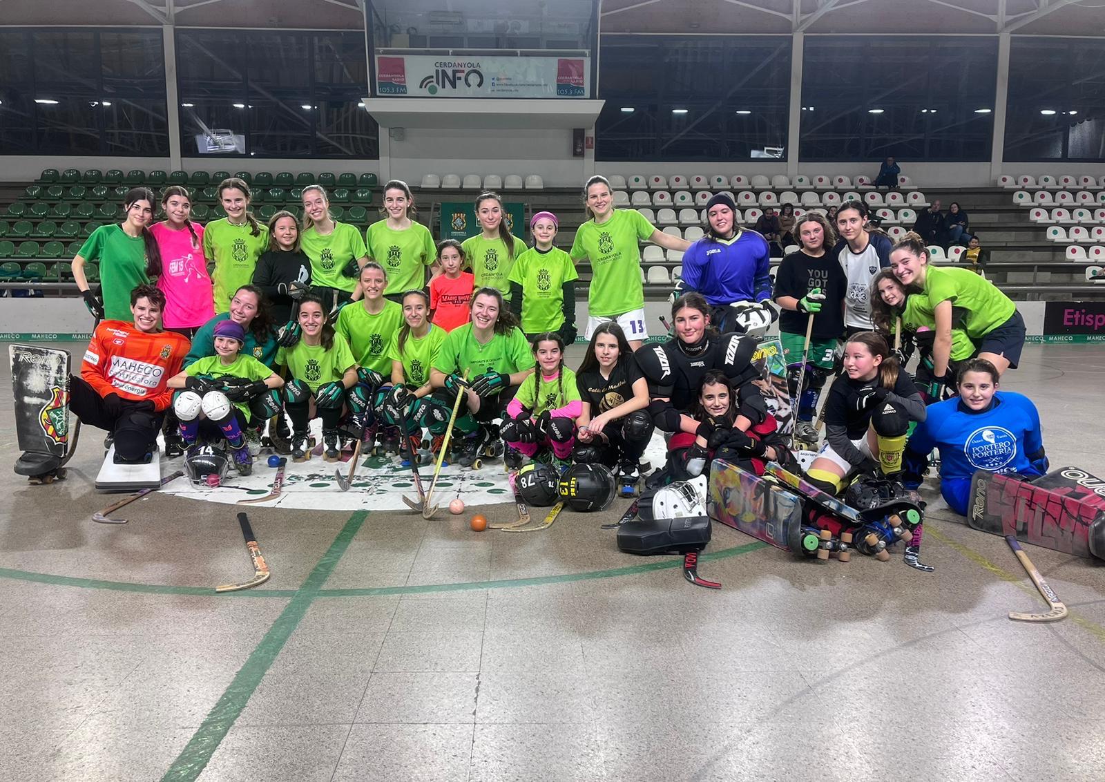 El primer equip amb la base femenina d'hoquei patins. FOTO: Cerdanyola CH