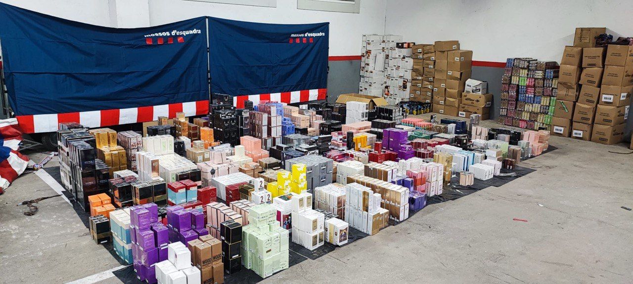 Imatge de la mercaderia sostreta a una nau de Montcada i Reixac. FOTO: Mossos d'Esquadra
