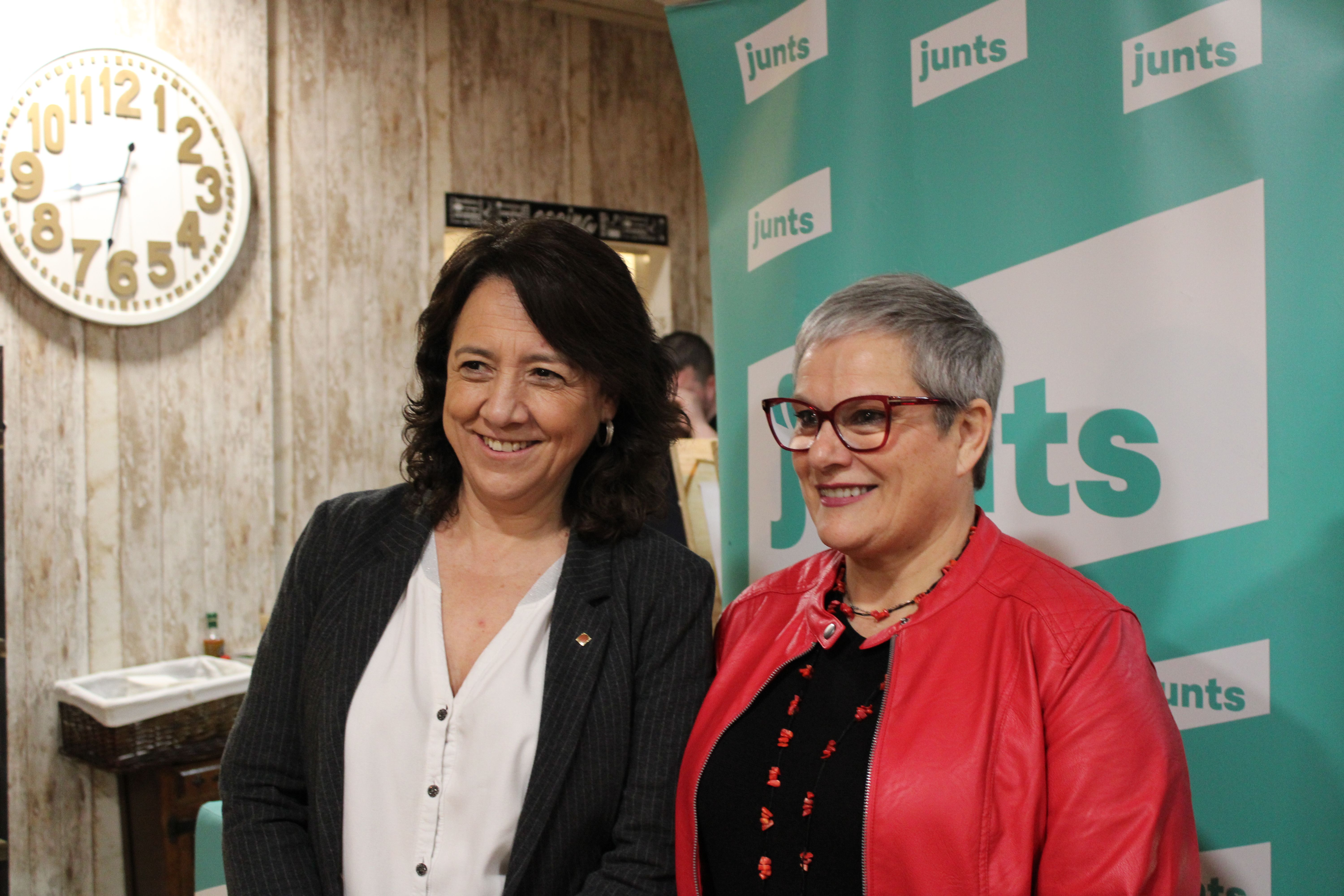 La presidenta del Parlament, Anna Erra (esquerra), i la presidenta de Junts per Cerdanyola, Àngels Guimerà (dreta)