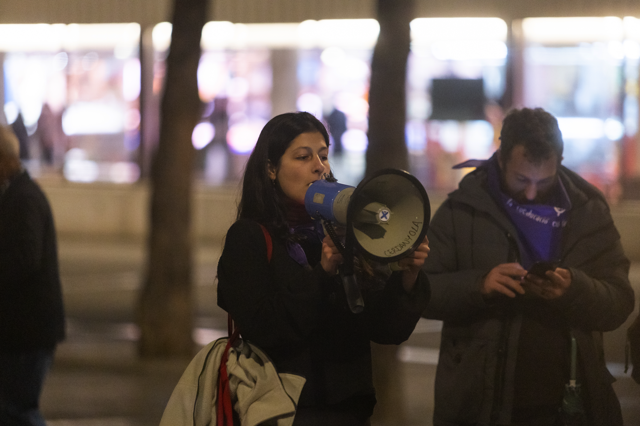 Lectura del manifest per part de 'L'espurna', 'Cerdanyola Educació Feminista' i l'Esplai el Cu-cut. FOTO: Arnau Padilla Lectura del manifest per part de 'L'espurna', 'Cerdanyola Educació Feminista' i l'Esplai el Cu-cut. FOTO: Arnau Padilla