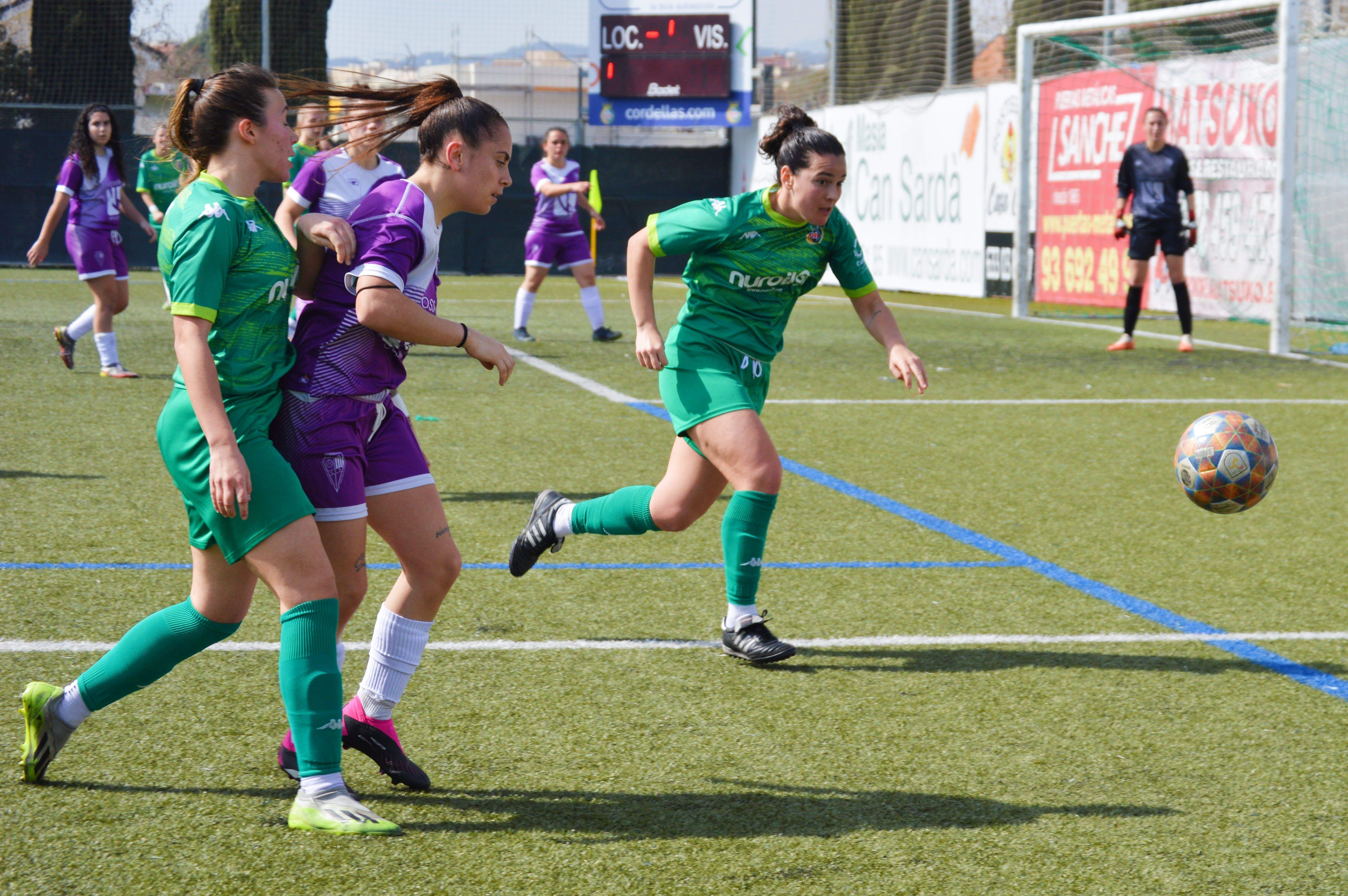El primer equip femení del Cerdanyola Futbol Club en un partit a Fontetes. FOTO: Nora MO