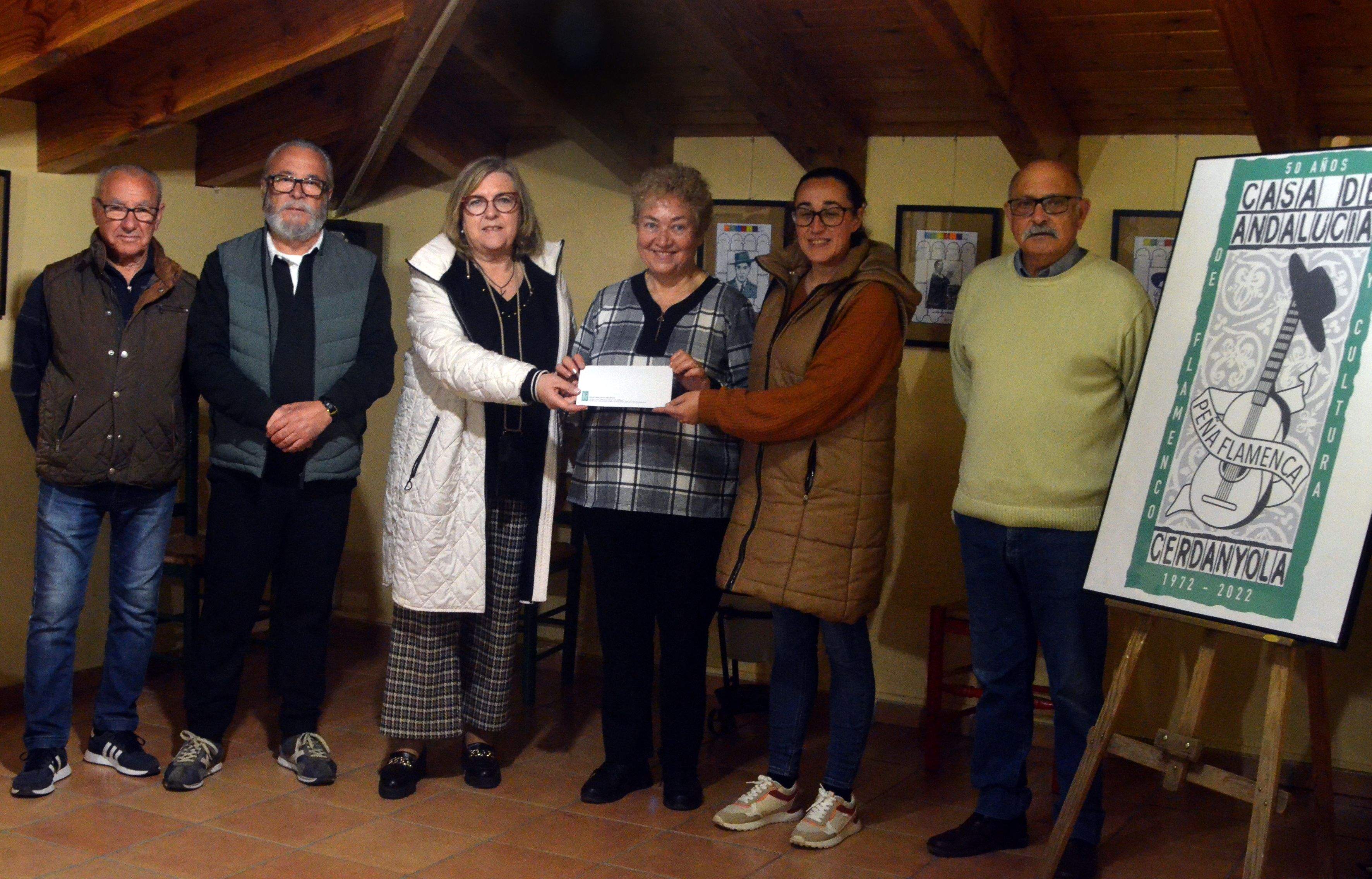 La Casa d'Andalusia lliura 1.200 euros en favor dels malalts d'Alzheimer. FOTO: Cedida