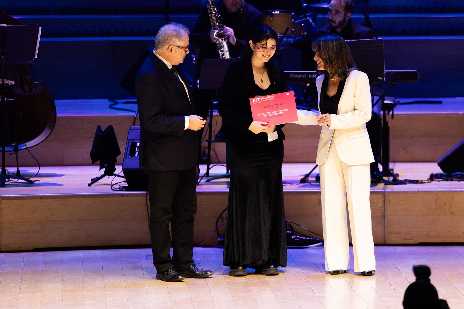 Ainhoa Castaño recollint el Premi al Talent Jove. FOTO: lanit.cat Ainhoa Castaño recollint el Premi al Talent Jove. FOTO: lanit.cat