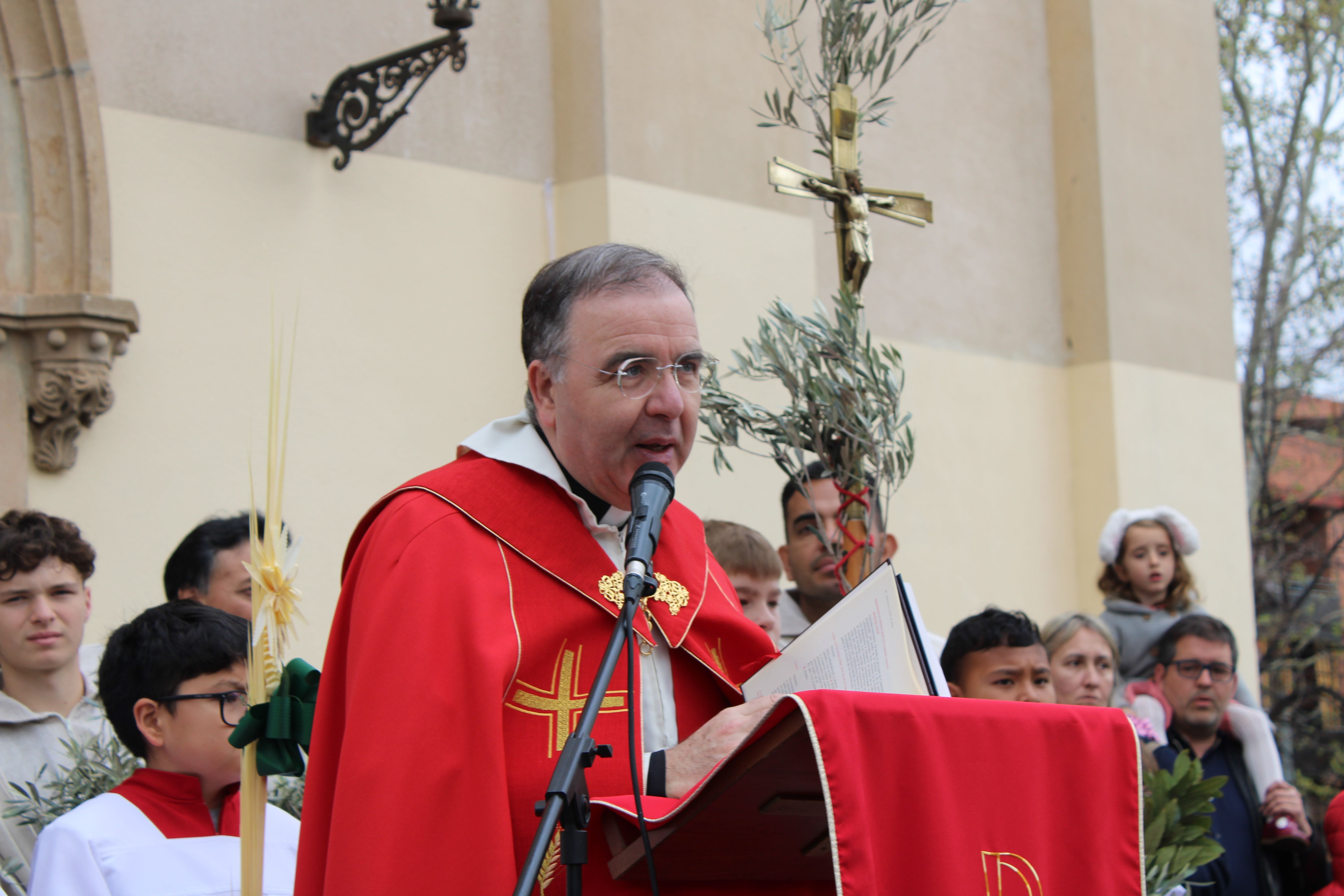 El mossèn Joan Carles Montserrat davant l'Església. FOTO: Guillem Barrera