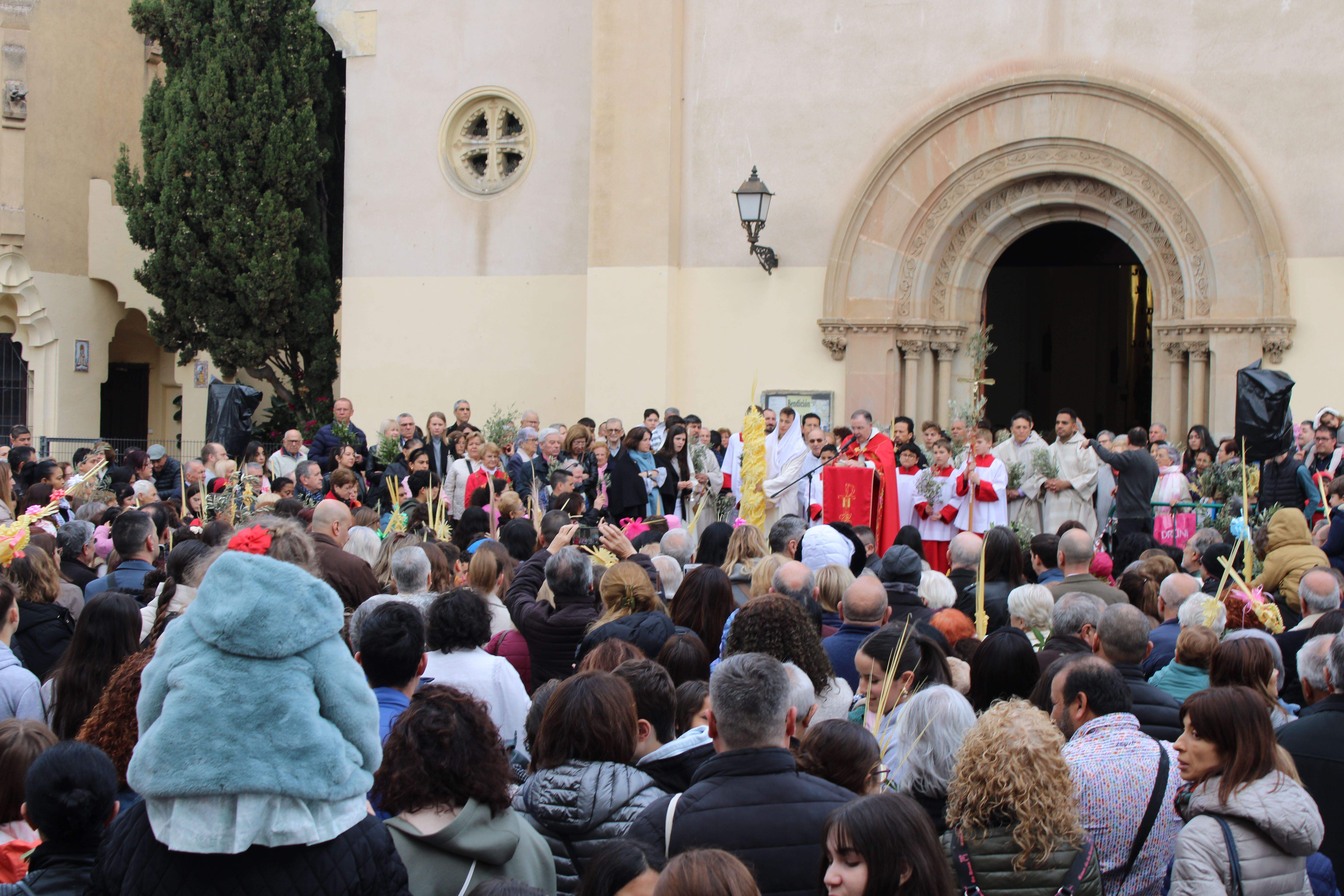 Més de 500 persones es van aplegar a la plaça Joan Pau II per a beneir les palmes i els palmons. FOTO: Guillem Barrera
