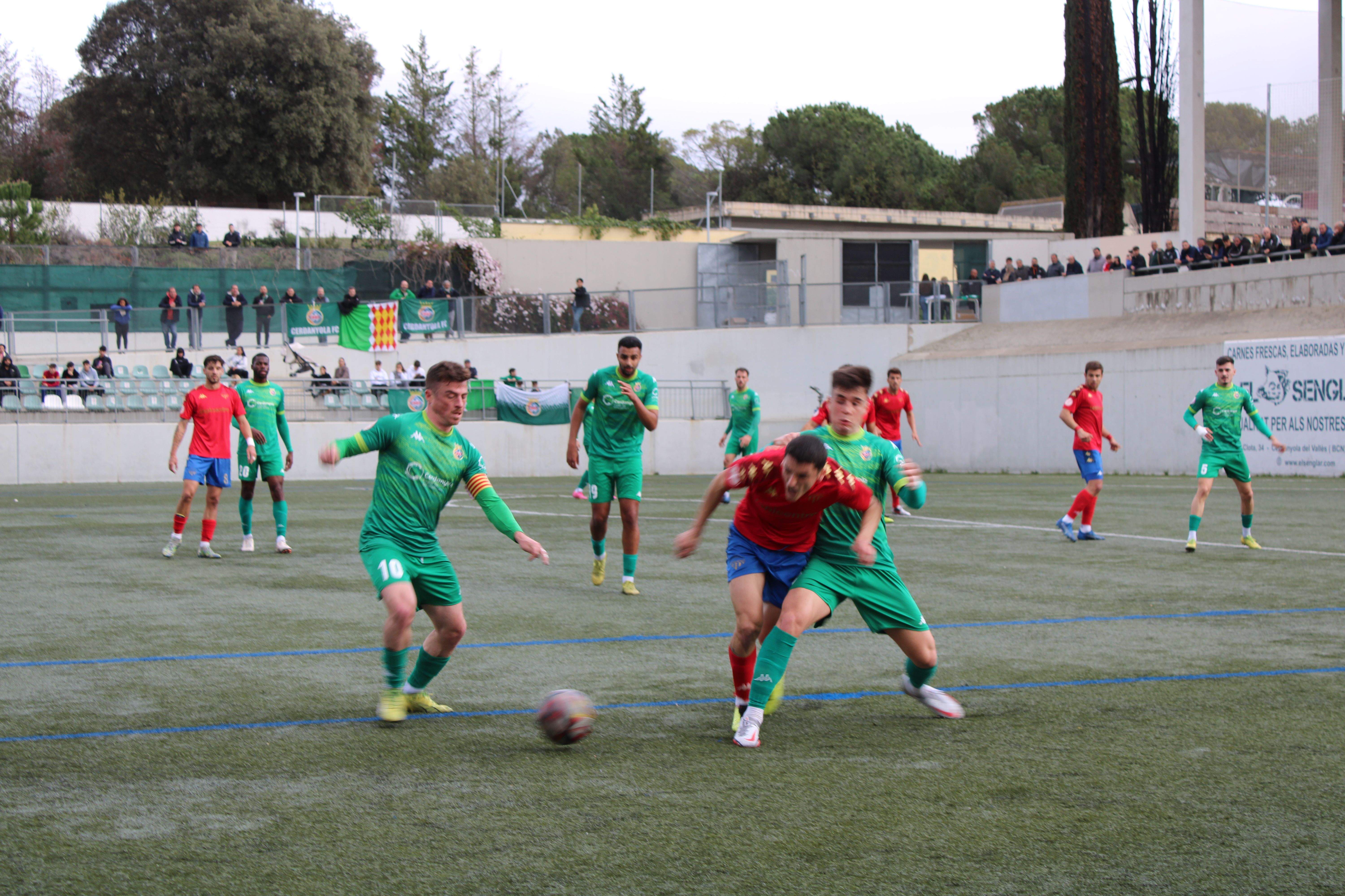 Partit entre el Cerdanyola i l'Atlético Saguntino. FOTO: Guillem Barrera