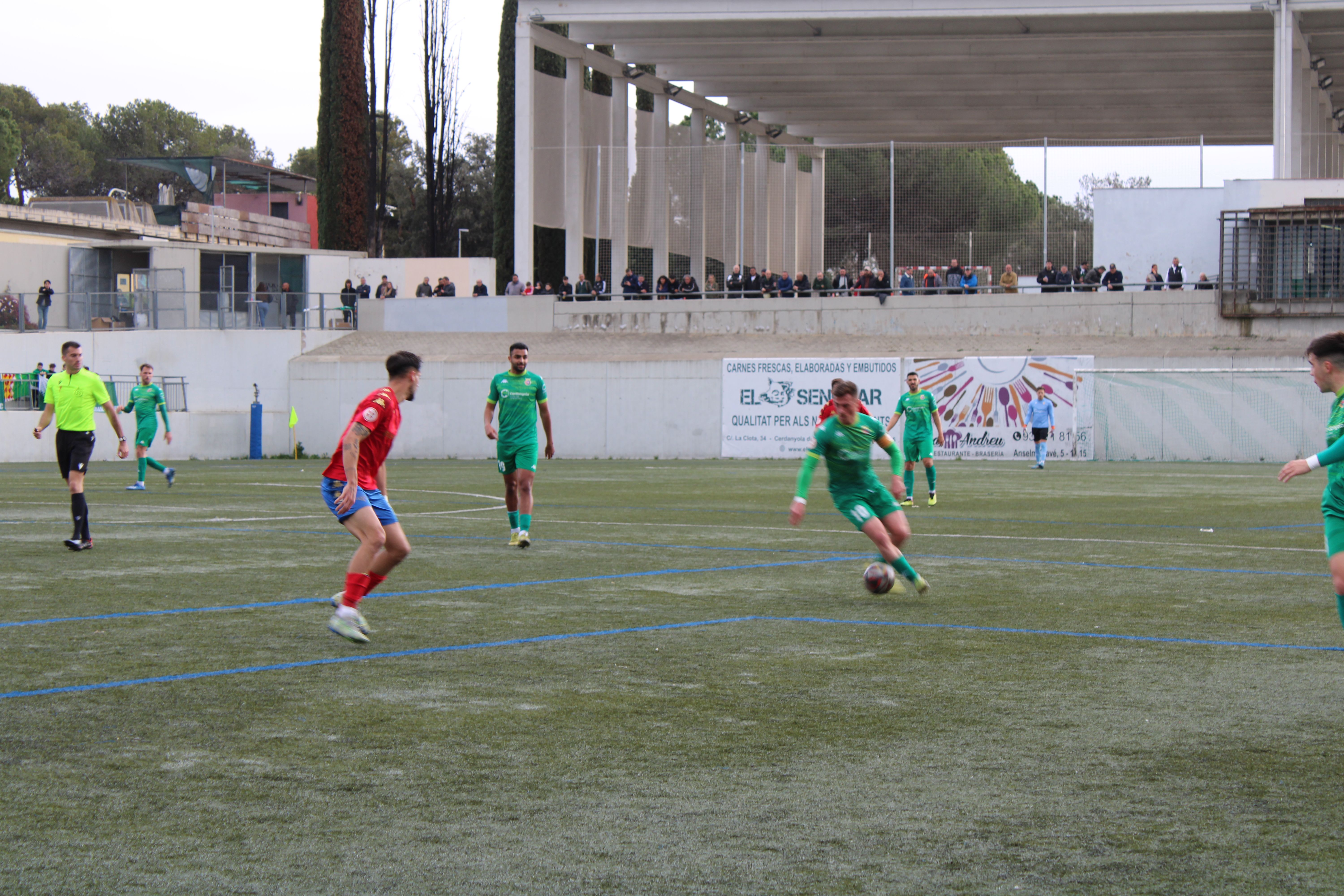 Partit entre el Cerdanyola i l'Atlético Saguntino. FOTO: Guillem Barrera