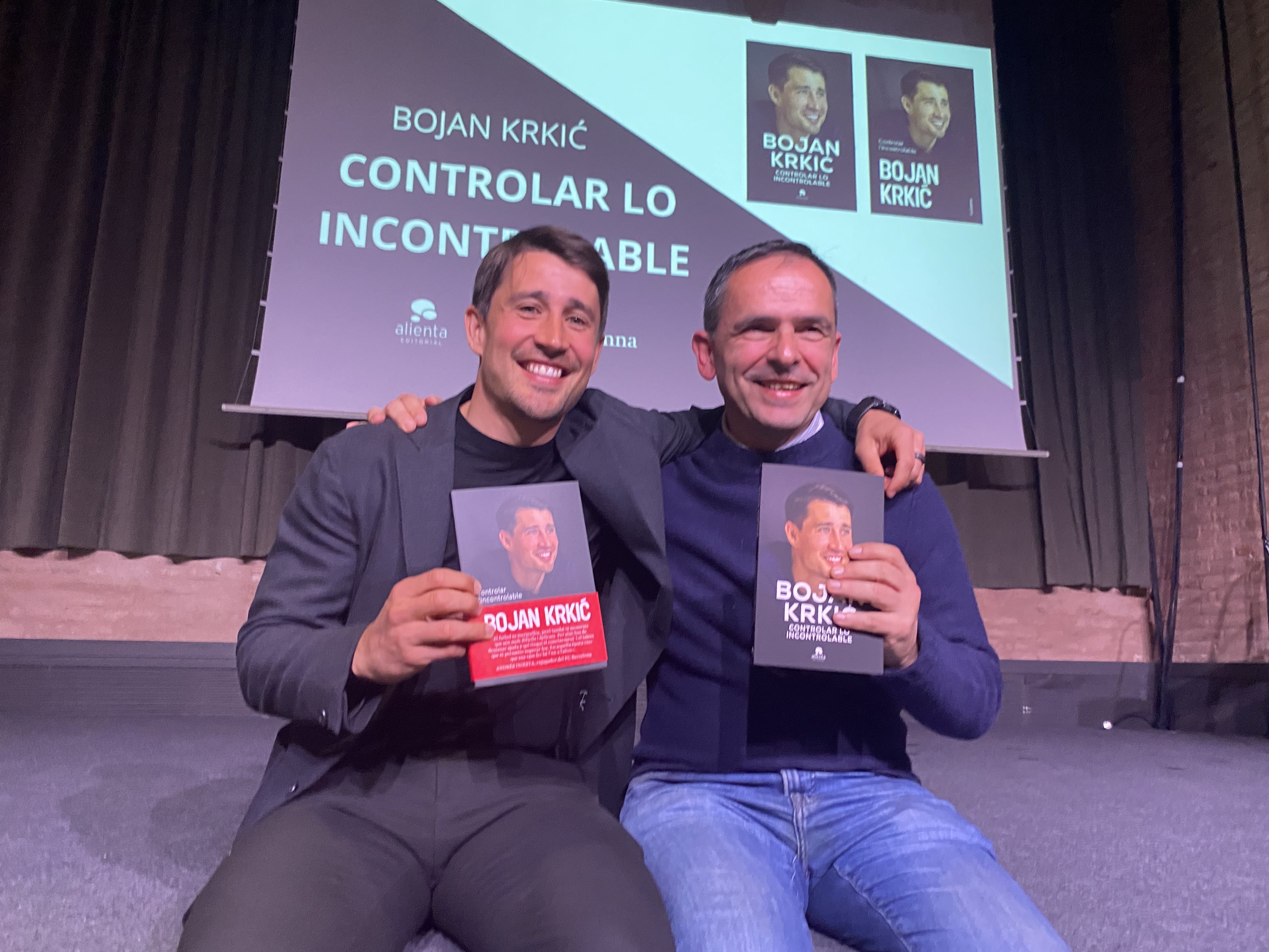 Bojan Krkić i el cerdanyolenc Marcos López presenten el llibre "Controlar Lo Incontrolable". FOTO: Cedida