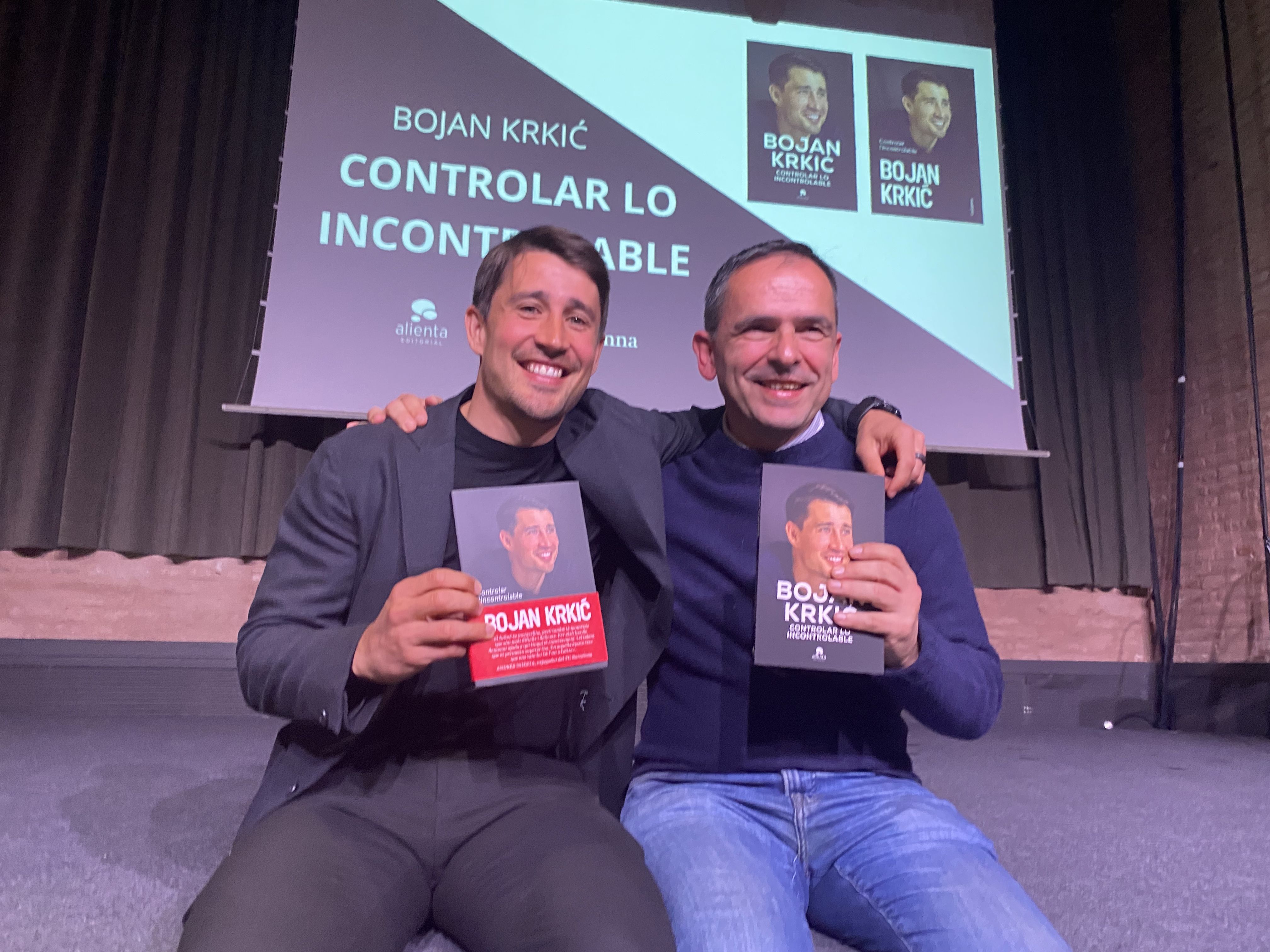 Bojan Krkić i el cerdanyolenc Marcos López presenten el llibre "Controlar Lo Incontrolable". FOTO: Cedida Bojan Krkić i el cerdanyolenc Marcos López presenten el llibre "Controlar Lo Incontrolable". FOTO: Cedida