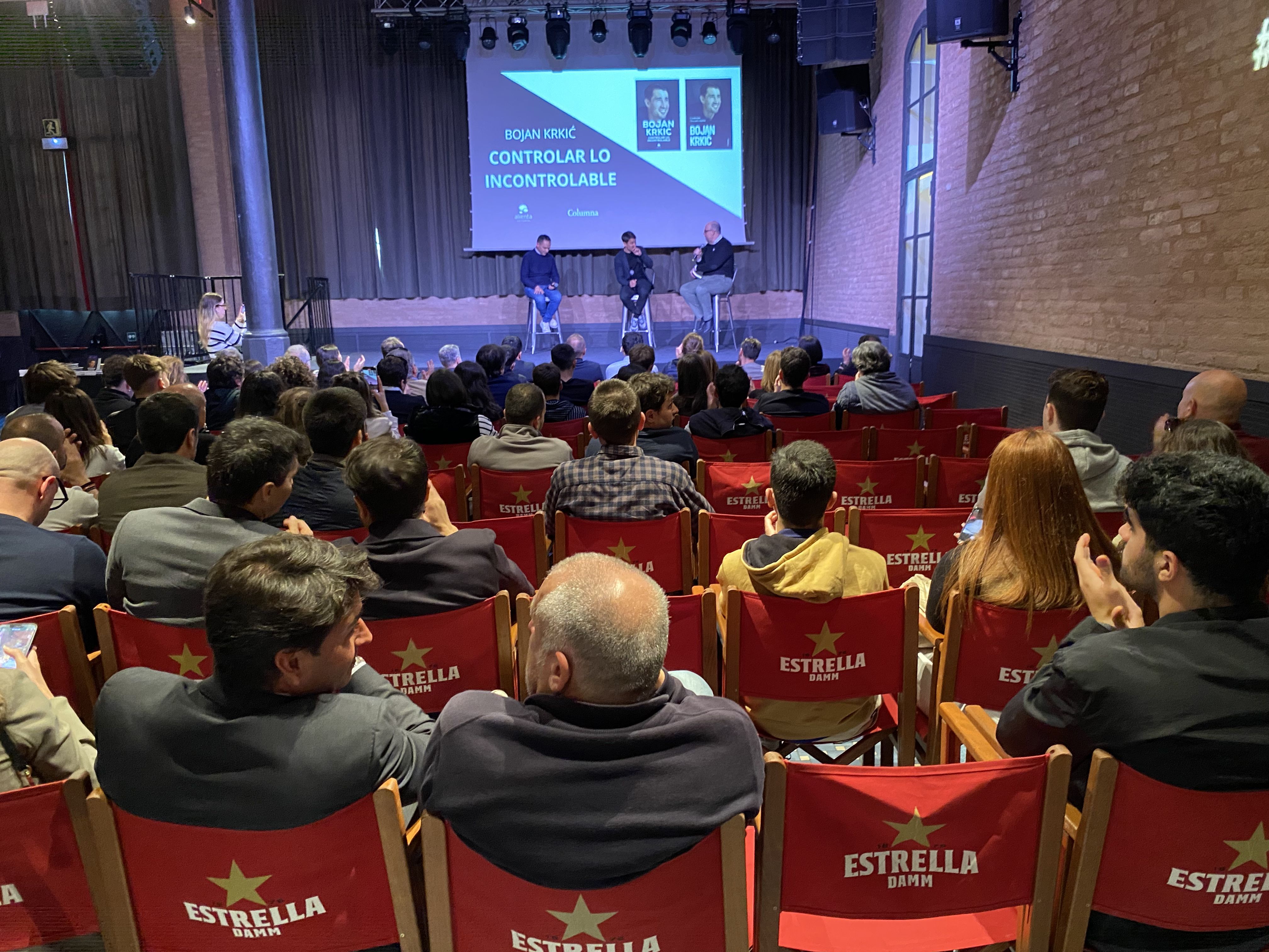 Bojan Krkić i el cerdanyolenc Marcos López presenten el llibre "Controlar Lo Incontrolable". FOTO: Cedida Bojan Krkić i el cerdanyolenc Marcos López presenten el llibre "Controlar Lo Incontrolable". FOTO: Cedida