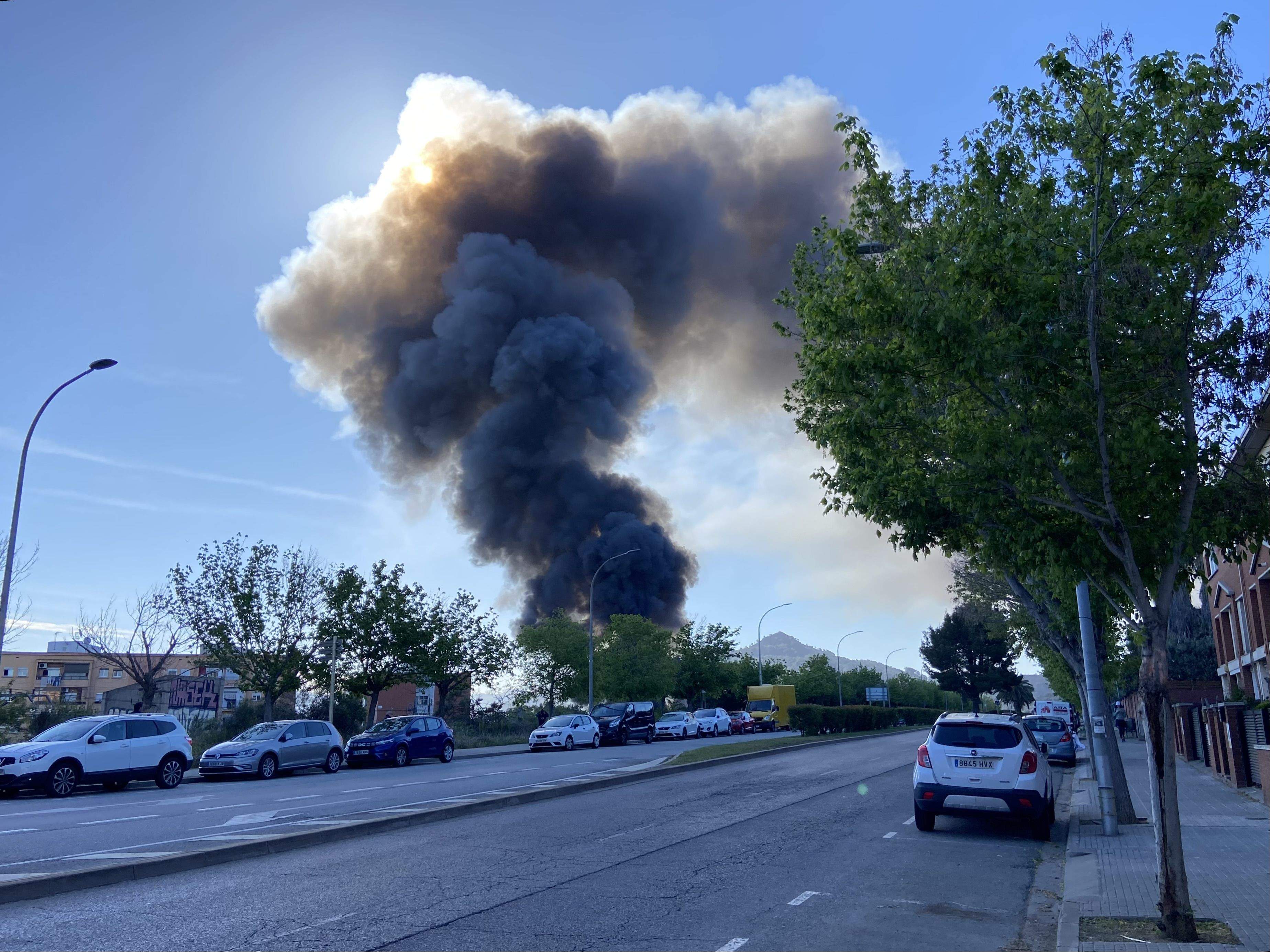 Un fum negre tapa el cel de Cerdanyola aquest divendres 19 d'abril. FOTO: Nora MO