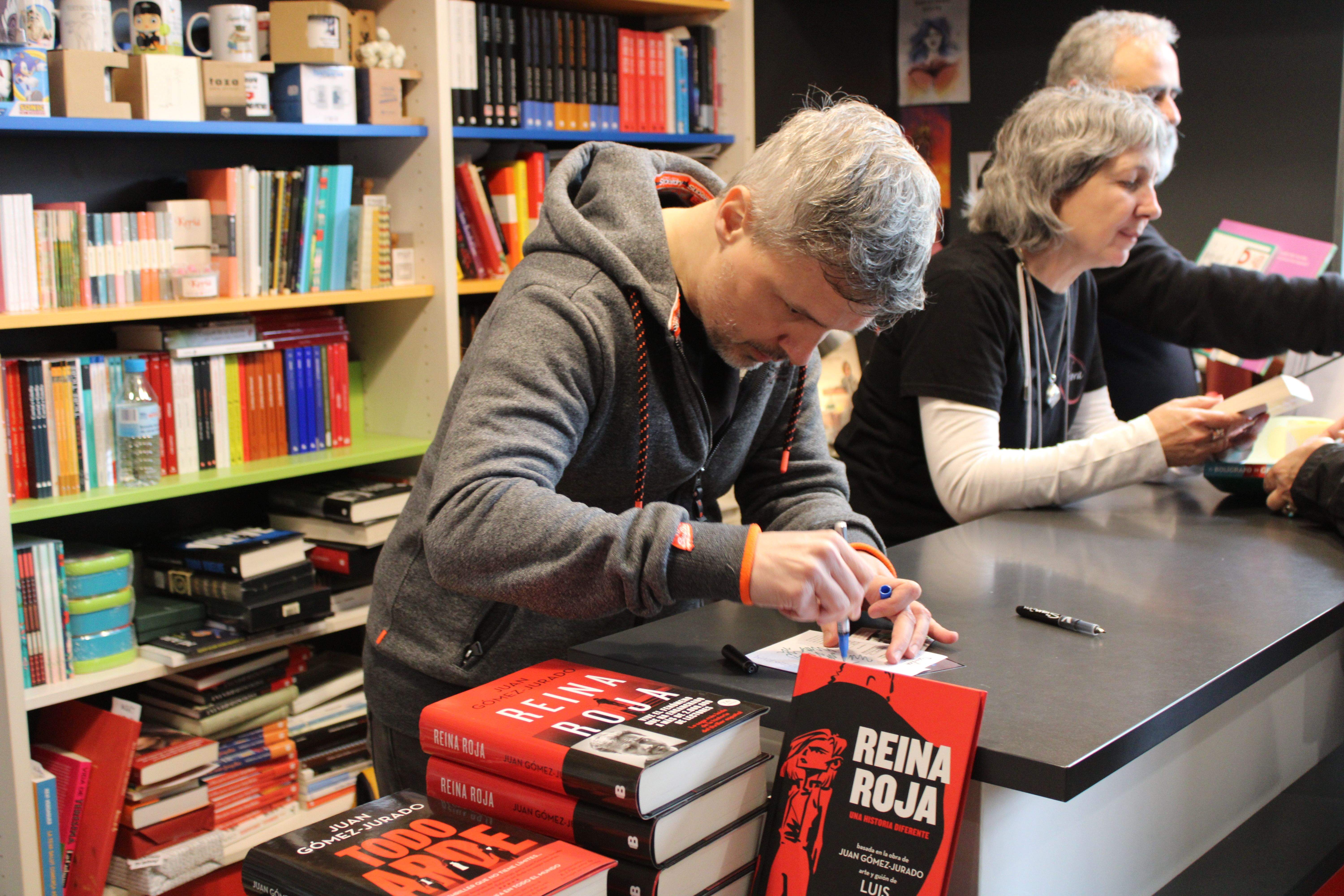 L'escriptor Juan Gómez-Jurado signant llibres. FOTO: Guillem Barrera