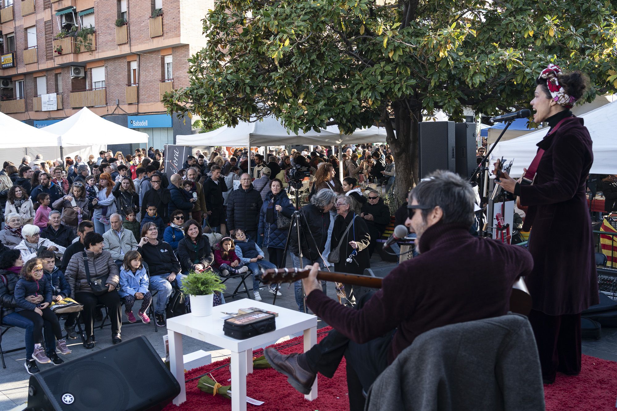  Concert de Blues & amor a la plaça Francesc Layret per tancar el Sant Jordi de 2024. FOTO: Mireia Comas