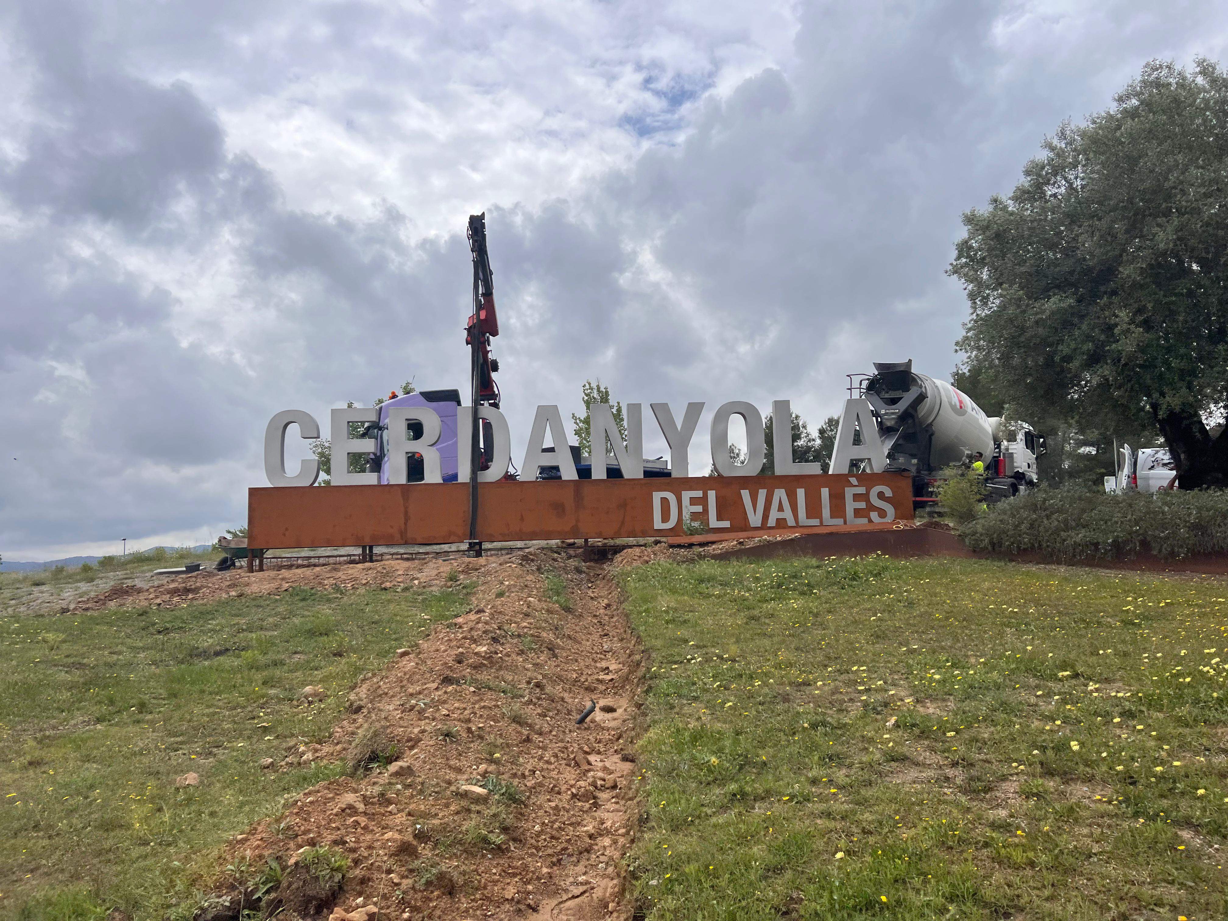 Instal·lació de les lletres "Cerdanyola del Vallès" a l'entrada de Bellaterra. FOTO: Laia TR