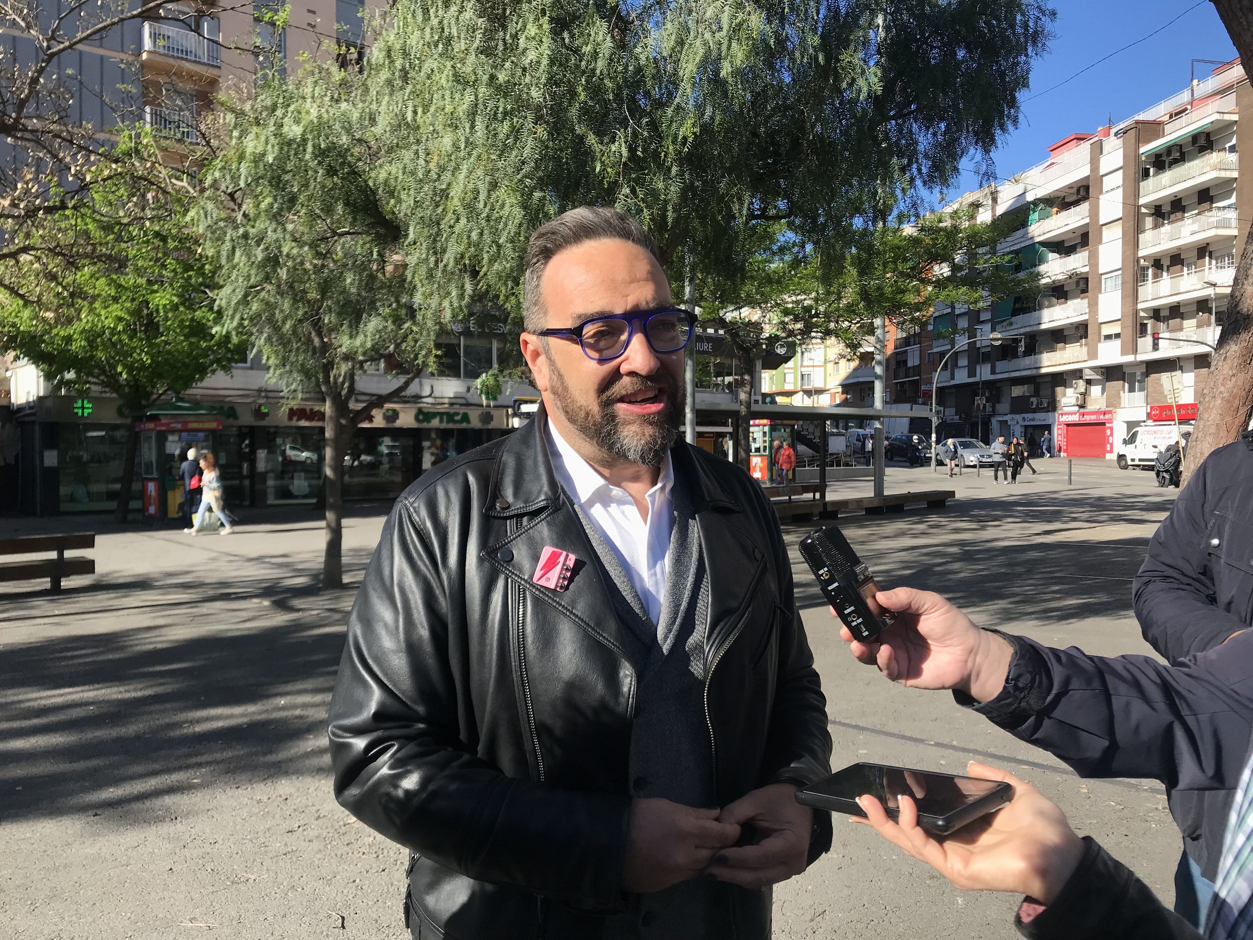 El candidat a les eleccions al Parlament, Juli Fernández, atenent als mitjans de comunicació. FOTO: Guillem Barrera