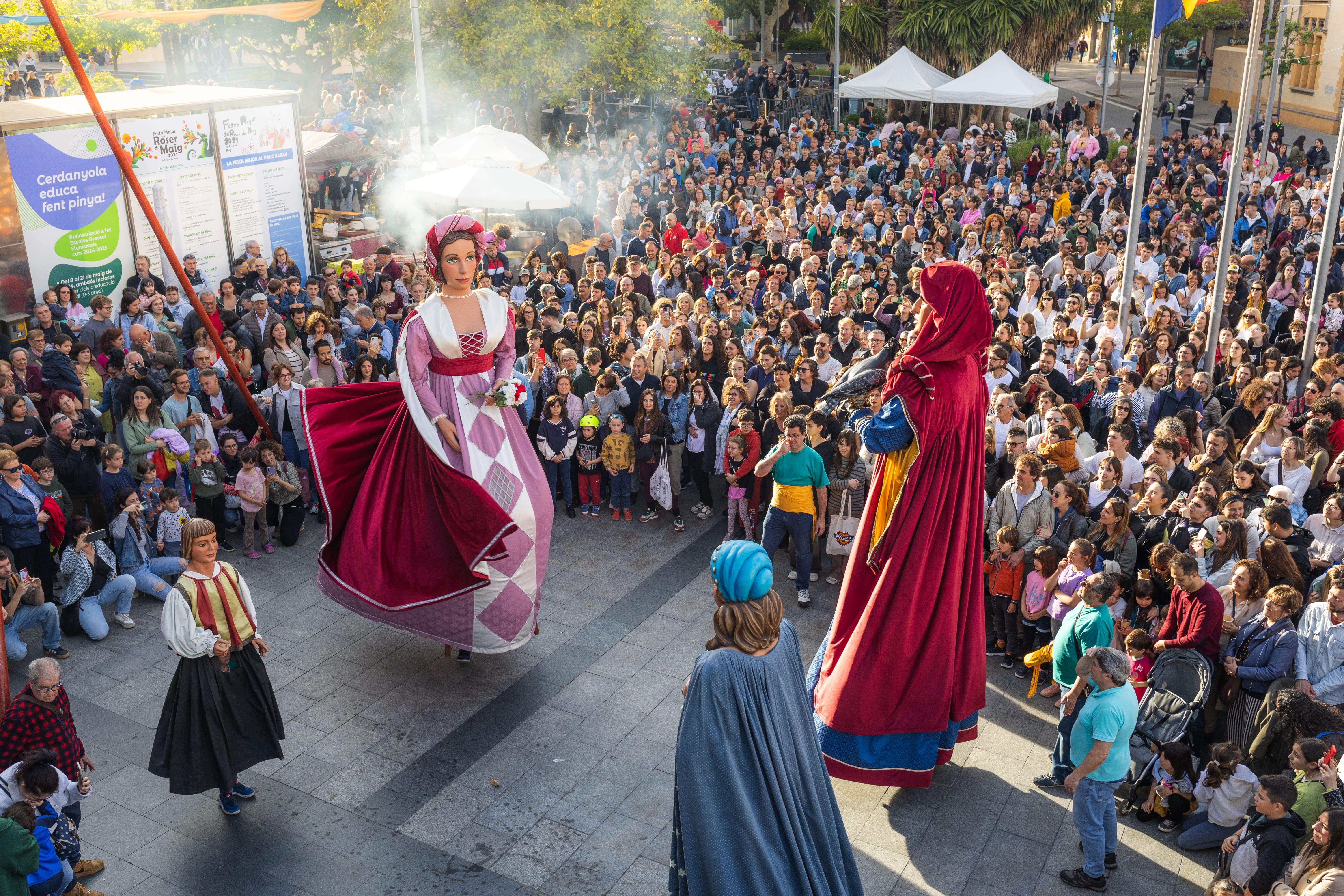 Ball de gegants davant l'Ajuntament. FOTO: Arnau Padilla Ball de gegants davant l'Ajuntament. FOTO: Arnau Padilla