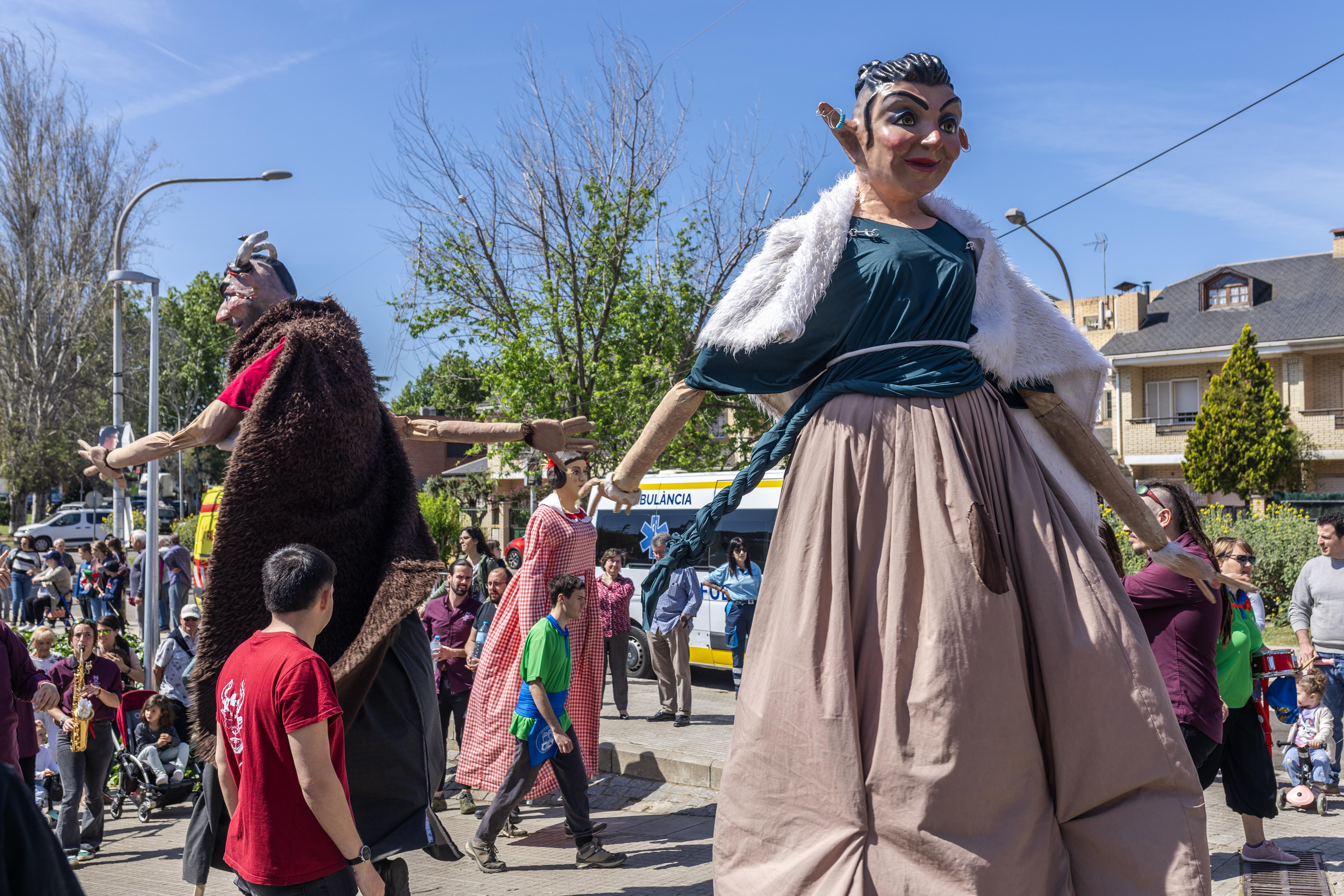Cercavila de gegants al Roser de Maig. FOTO: Arnau Padilla