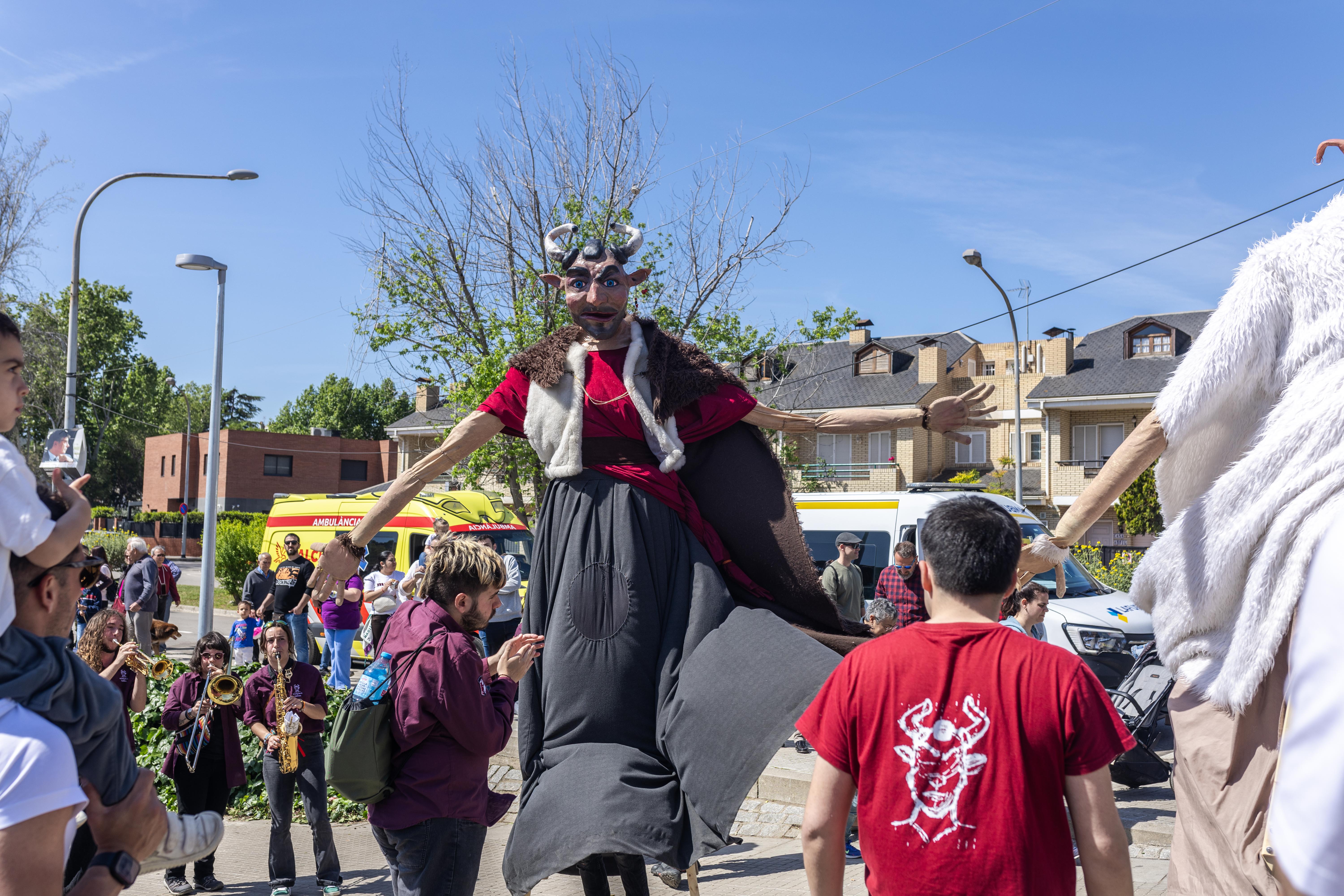 Cercavila de gegants al Roser de Maig. FOTO: Arnau Padilla