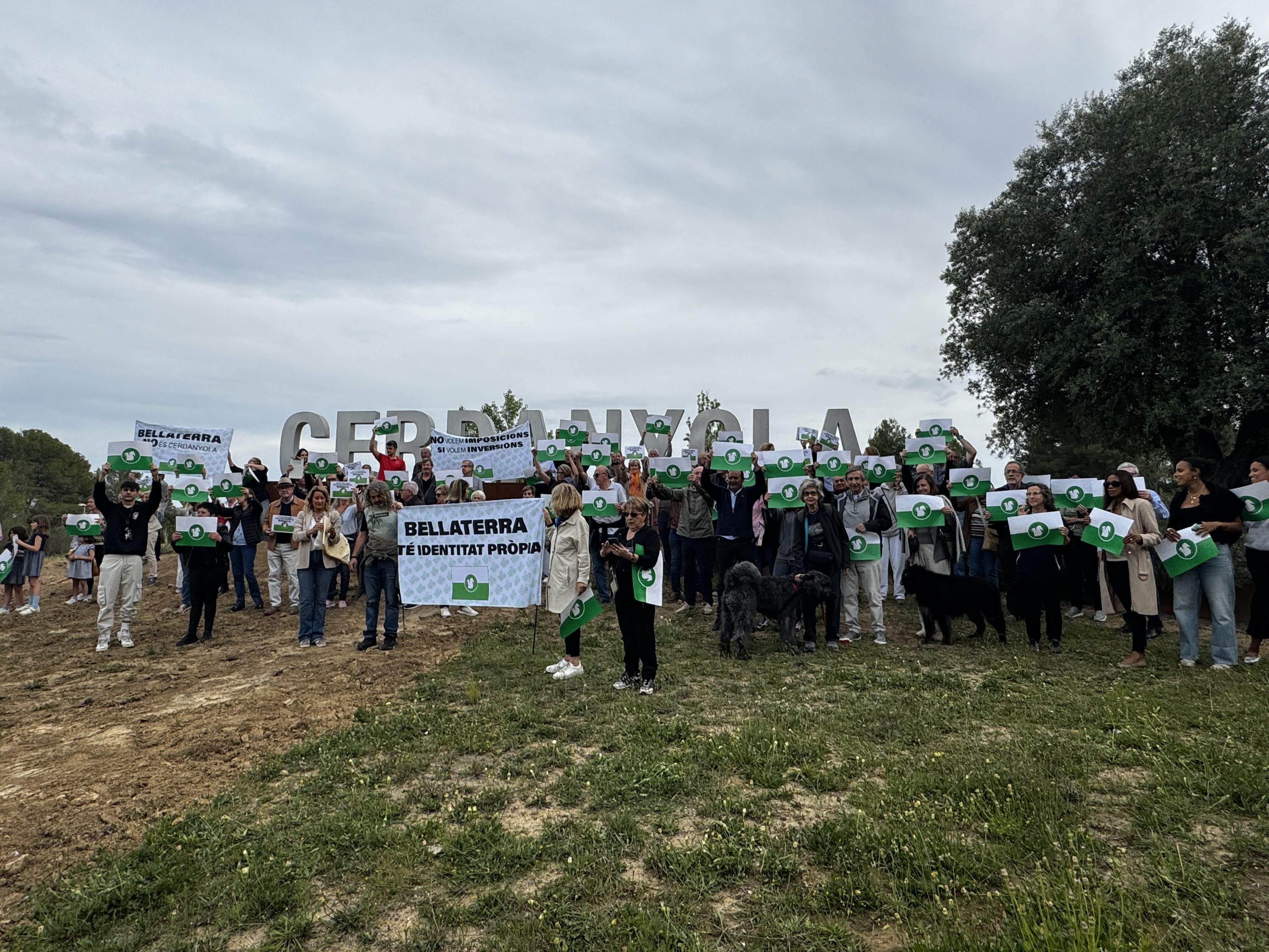 Imatge de la manifestació a la rotonda d'entrada a Bellaterra. FOTO: Araceli Florit (Bellaterra Diari)