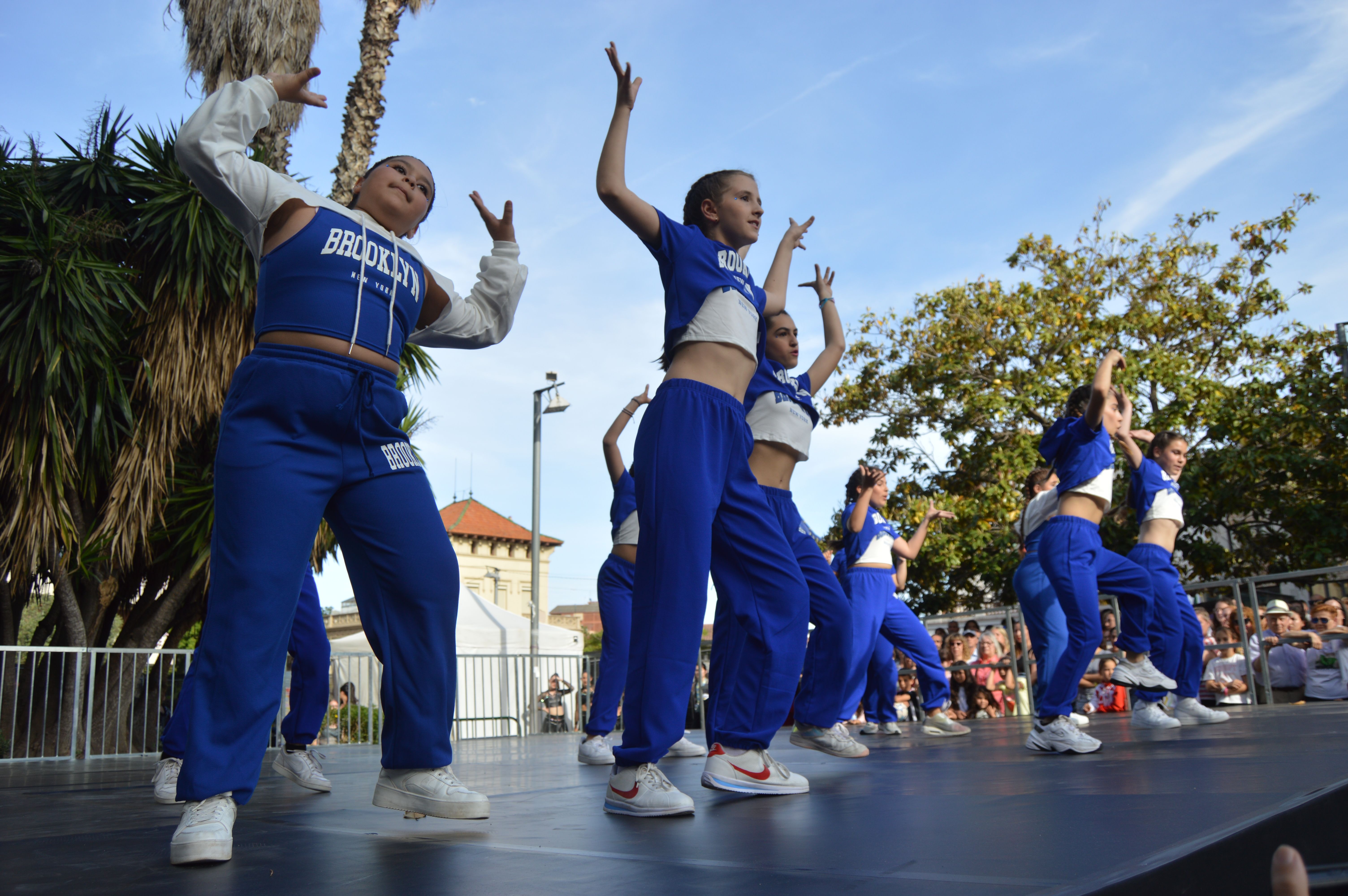 Les escoles de Cerdanyola ballen per la 23 edició del Dia Internacional de la Dansa. FOTO: Nora MO