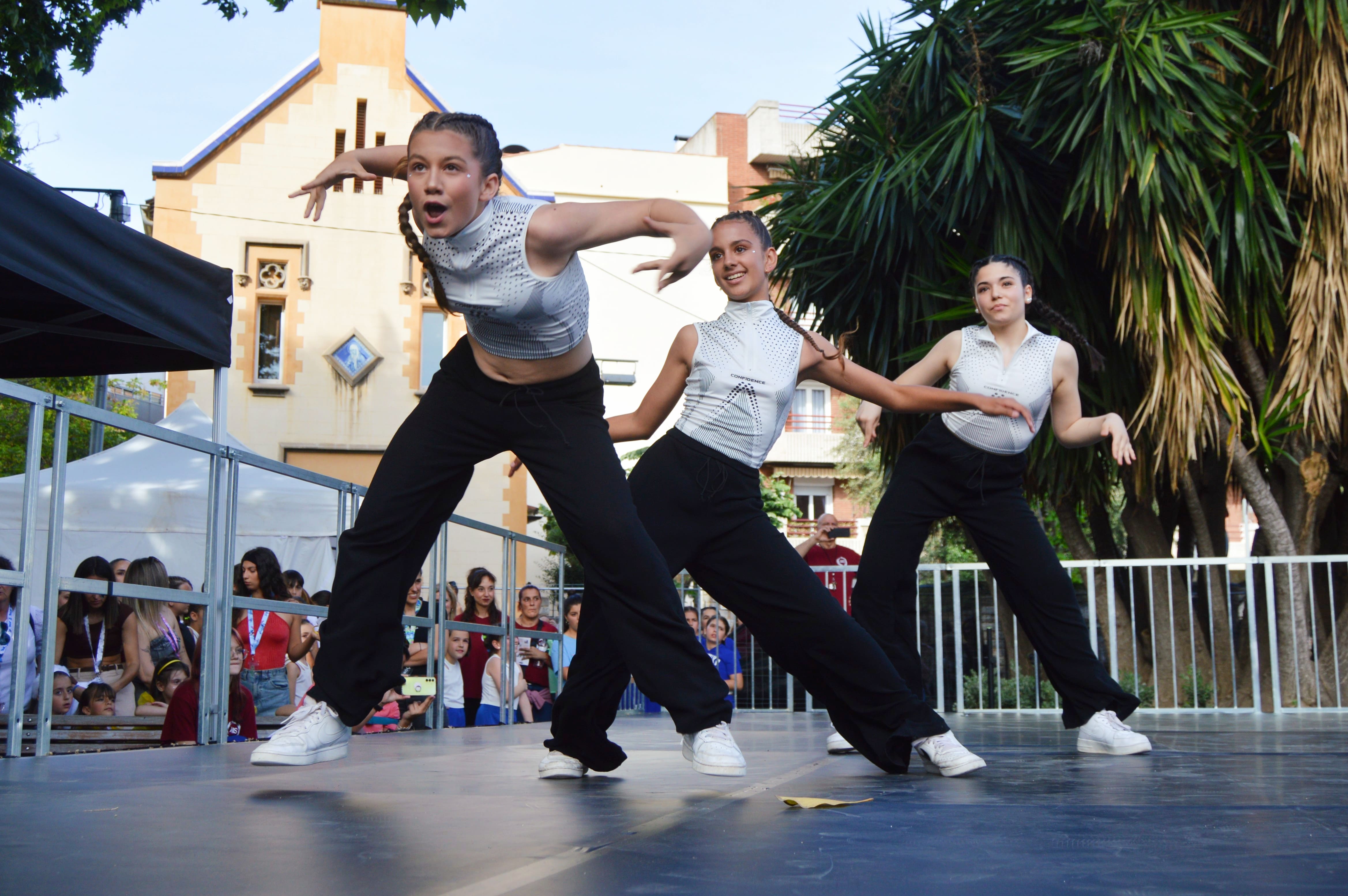Les escoles de Cerdanyola ballen per la 23 edició del Dia Internacional de la Dansa. FOTO: Nora MO