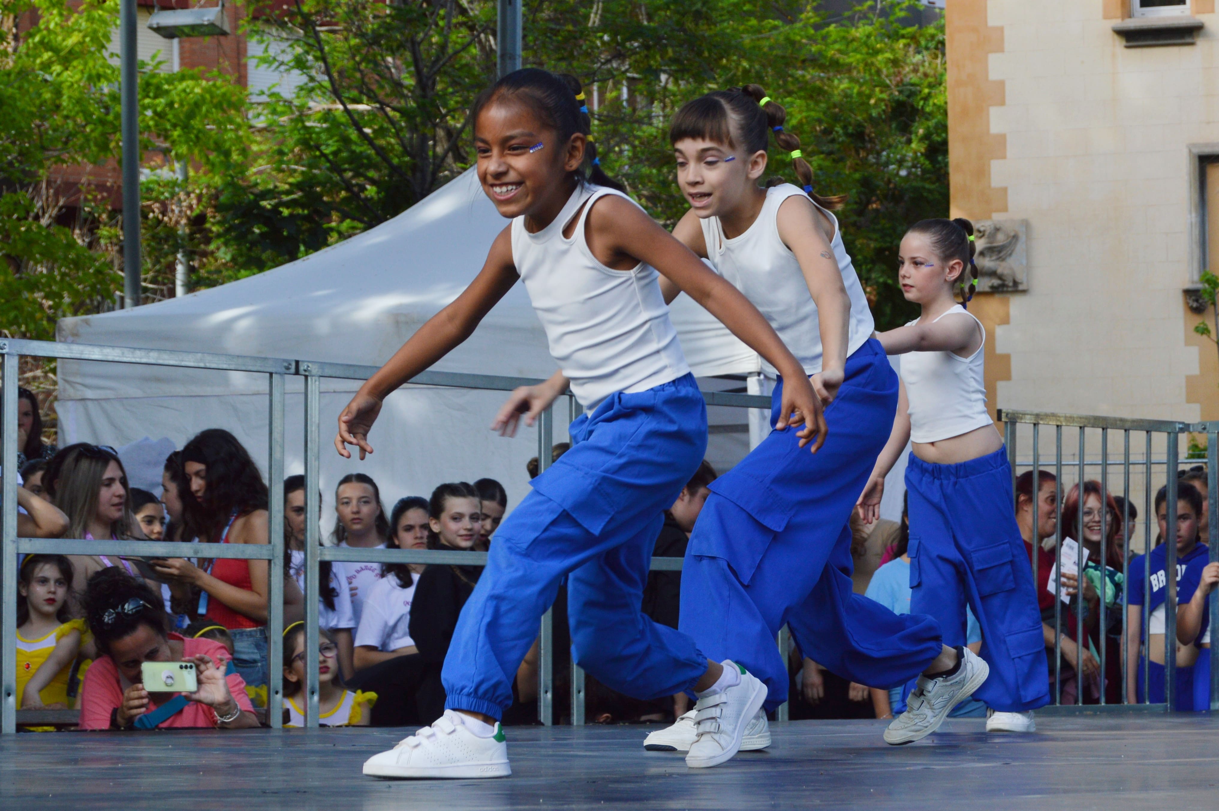 Les escoles de Cerdanyola ballen per la 23 edició del Dia Internacional de la Dansa. FOTO: Nora MO