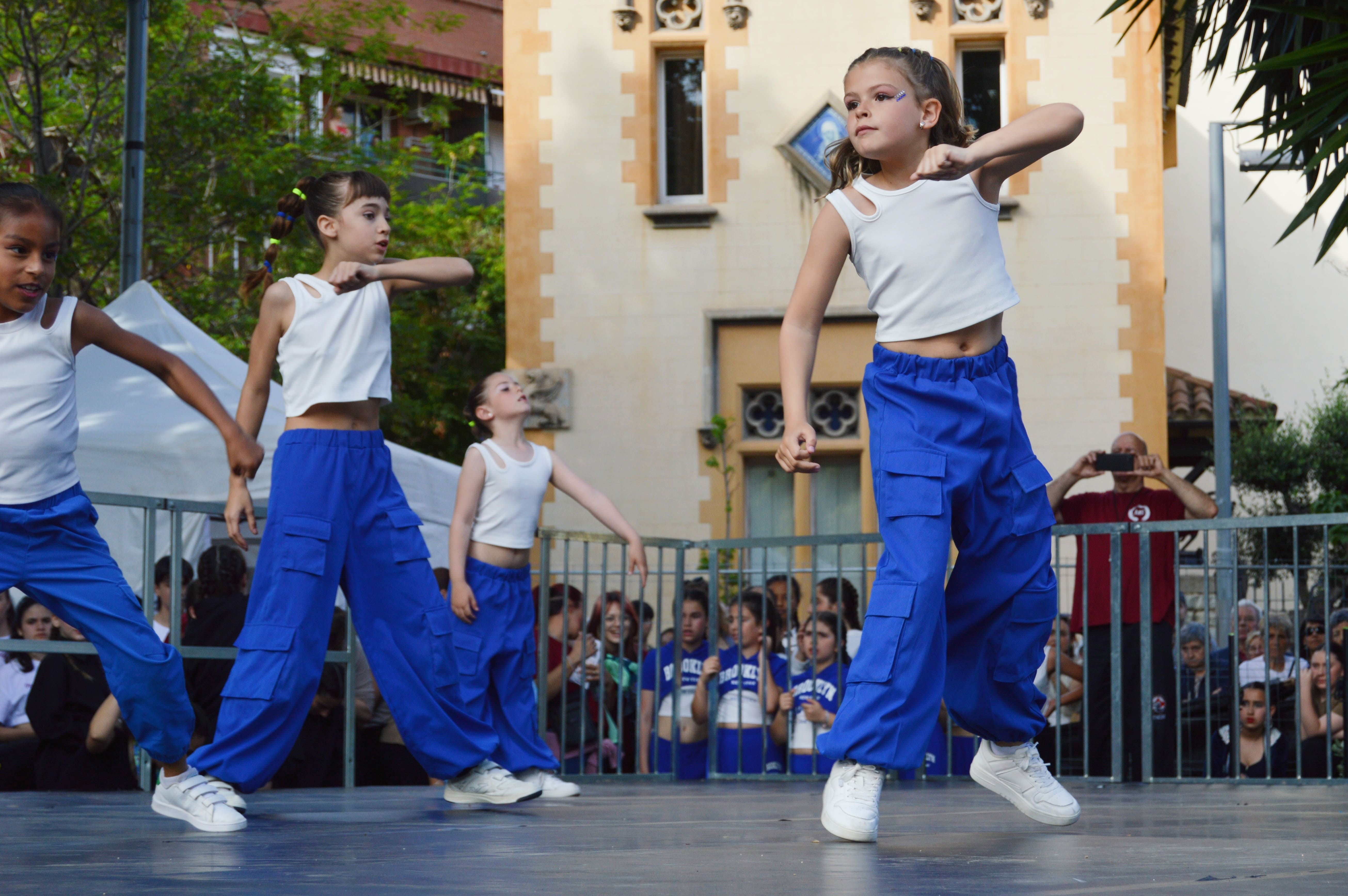 Les escoles de Cerdanyola ballen per la 23 edició del Dia Internacional de la Dansa. FOTO: Nora MO