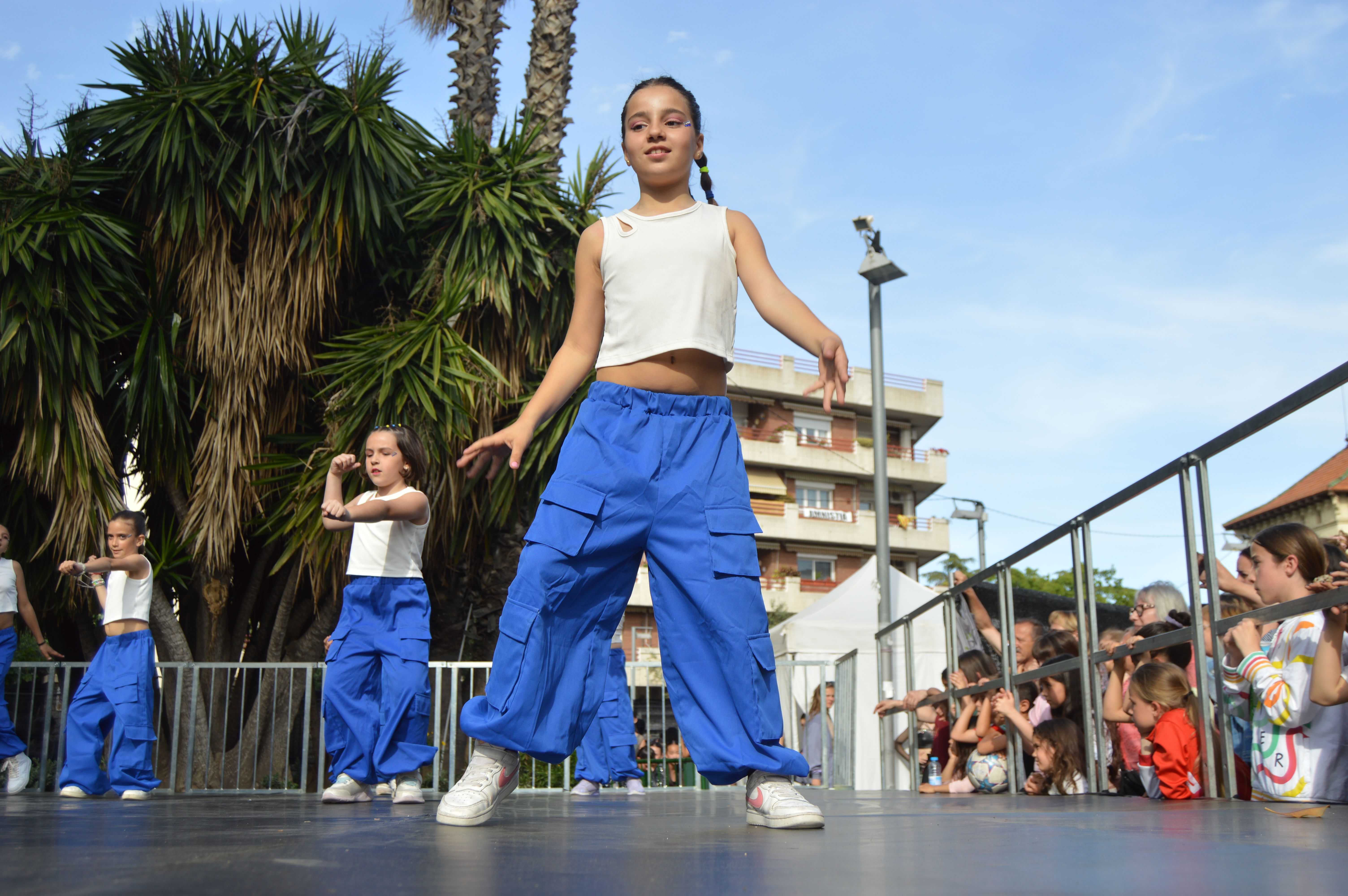 Les escoles de Cerdanyola ballen per la 23 edició del Dia Internacional de la Dansa. FOTO: Nora MO