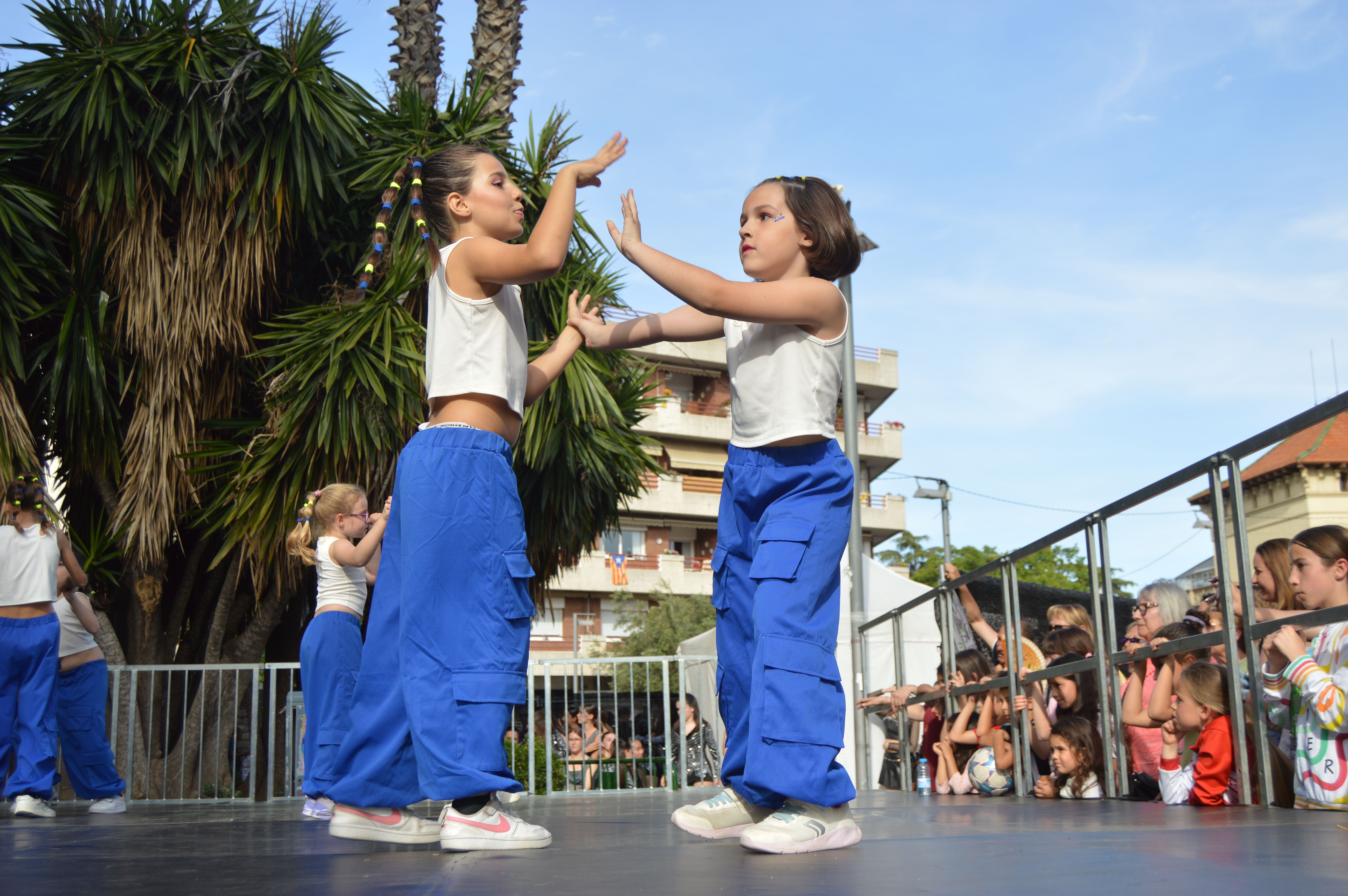 Les escoles de Cerdanyola ballen per la 23 edició del Dia Internacional de la Dansa. FOTO: Nora MO