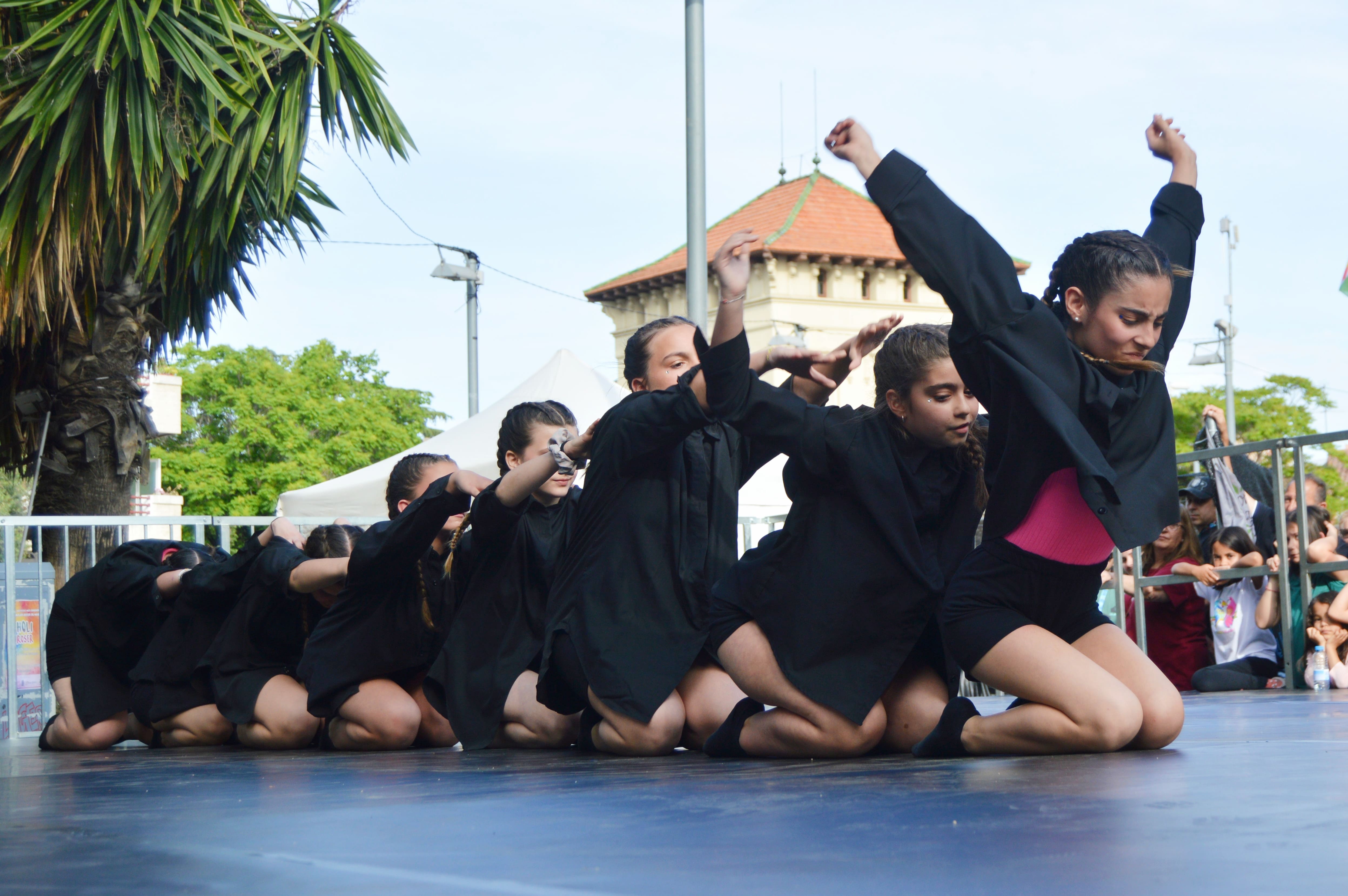 Les escoles de Cerdanyola ballen per la 23 edició del Dia Internacional de la Dansa. FOTO: Nora MO