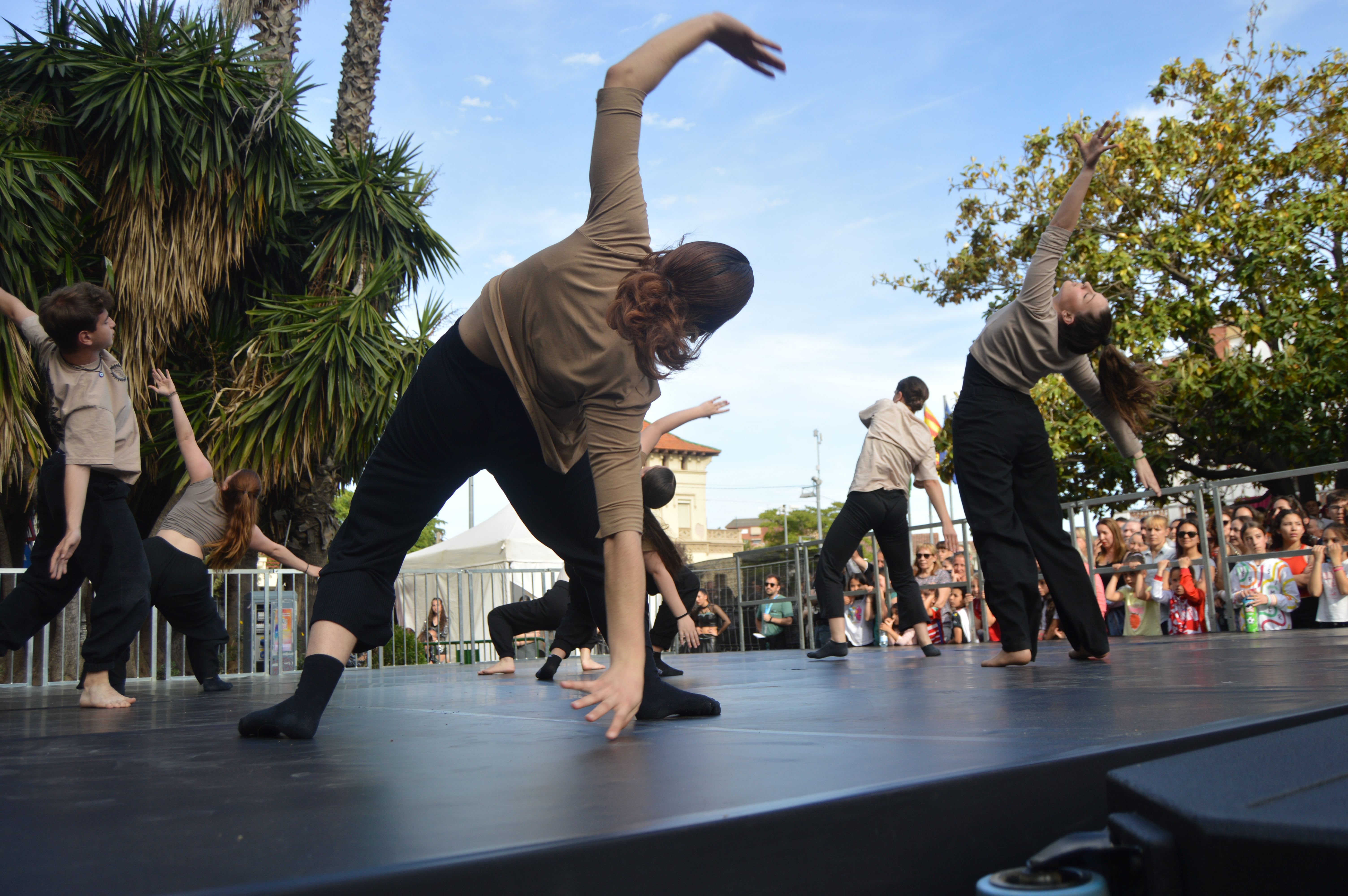 Les escoles de Cerdanyola ballen per la 23 edició del Dia Internacional de la Dansa. FOTO: Nora MO