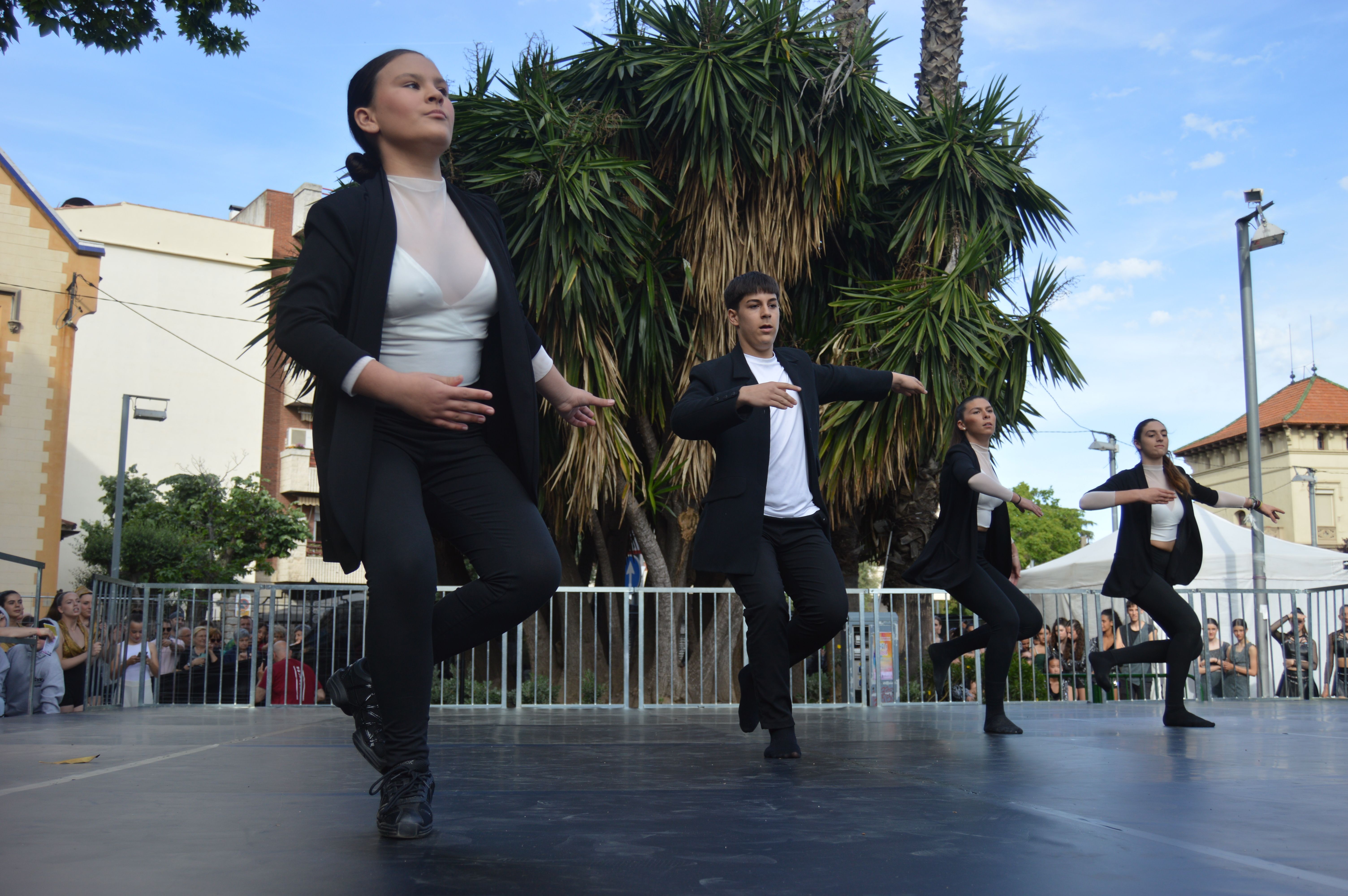 Les escoles de Cerdanyola ballen per la 23 edició del Dia Internacional de la Dansa. FOTO: Nora MO