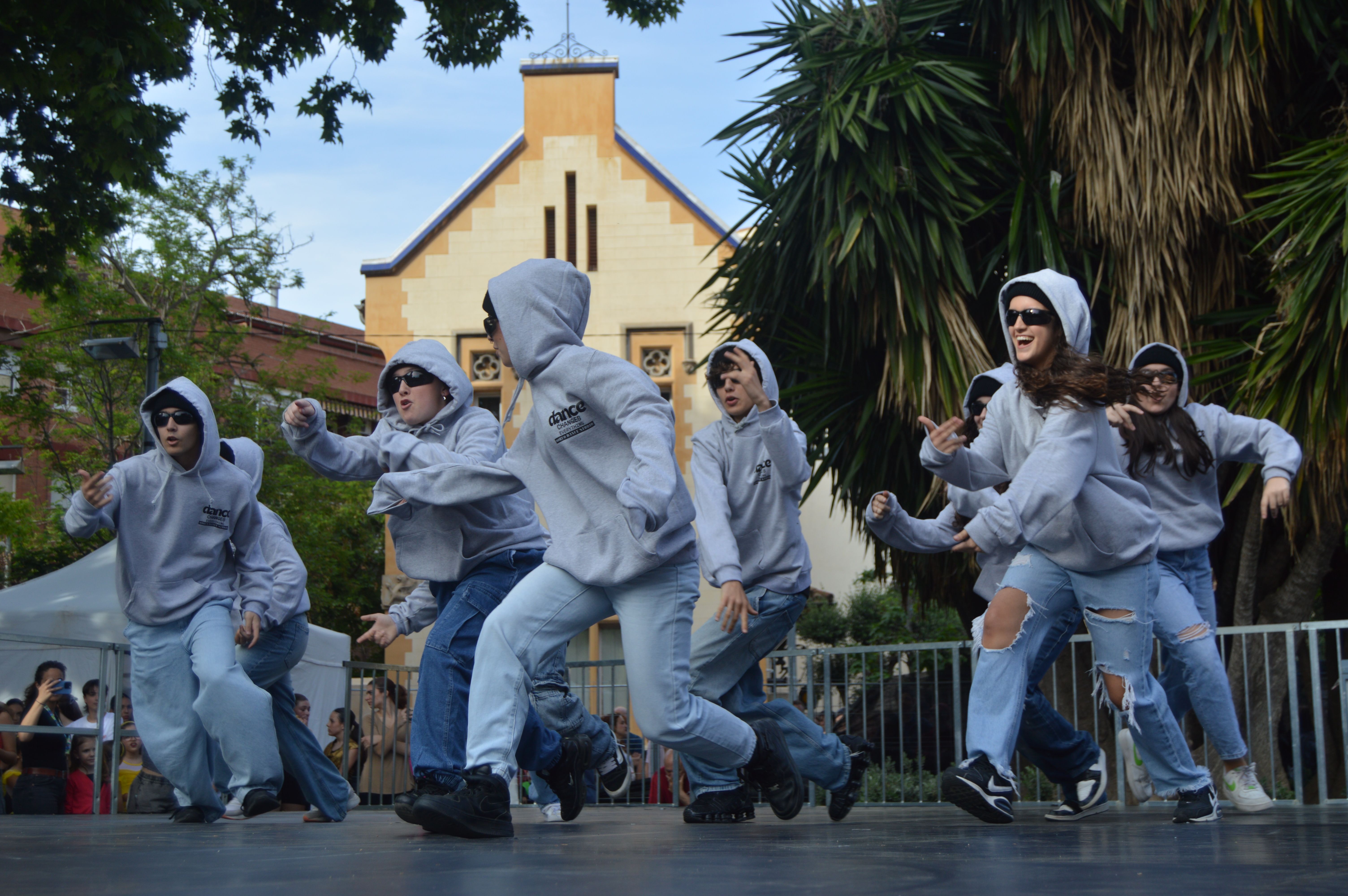 Les escoles de Cerdanyola ballen per la 23 edició del Dia Internacional de la Dansa. FOTO: Nora MO