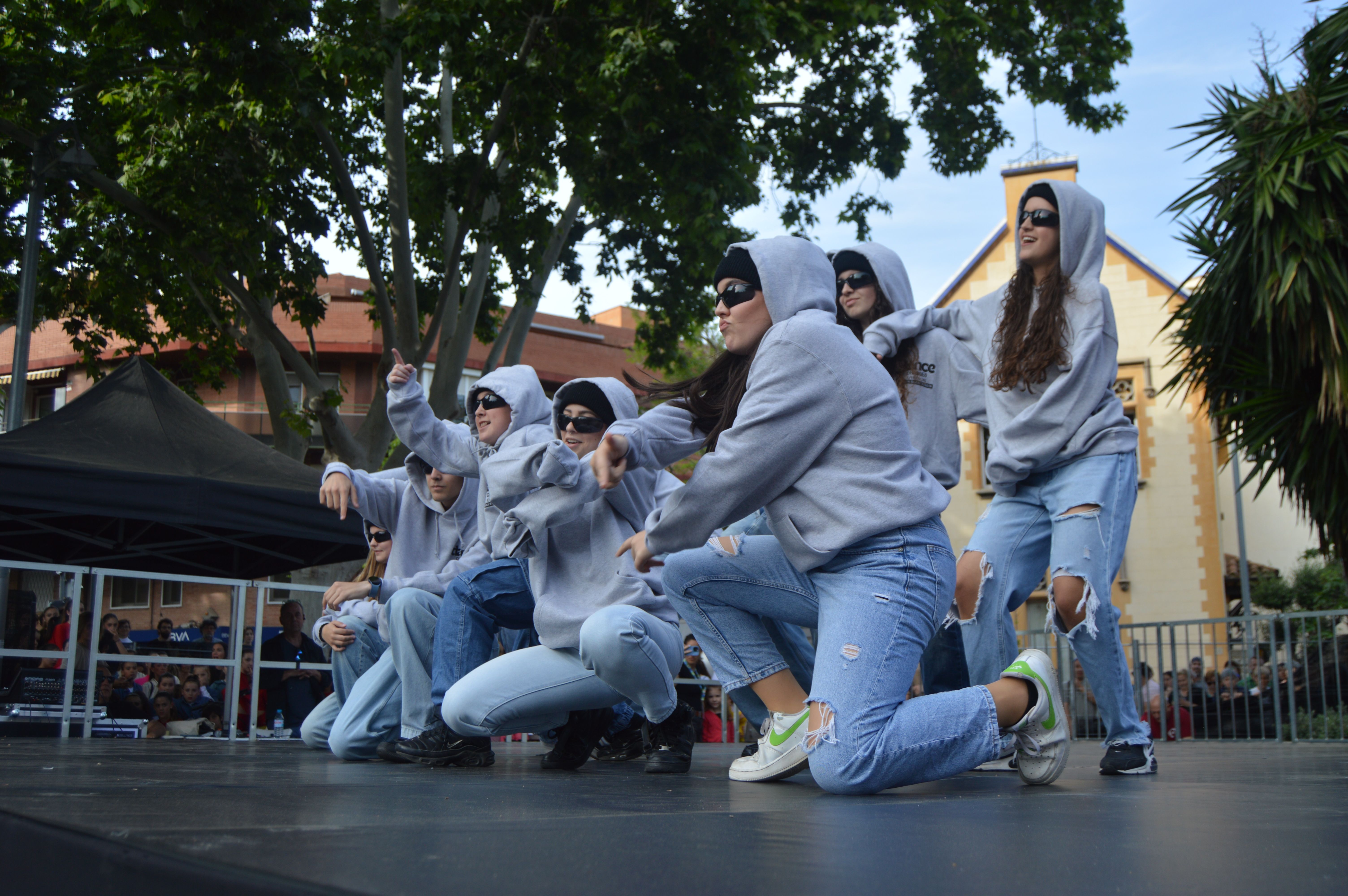 Les escoles de Cerdanyola ballen per la 23 edició del Dia Internacional de la Dansa. FOTO: Nora MO