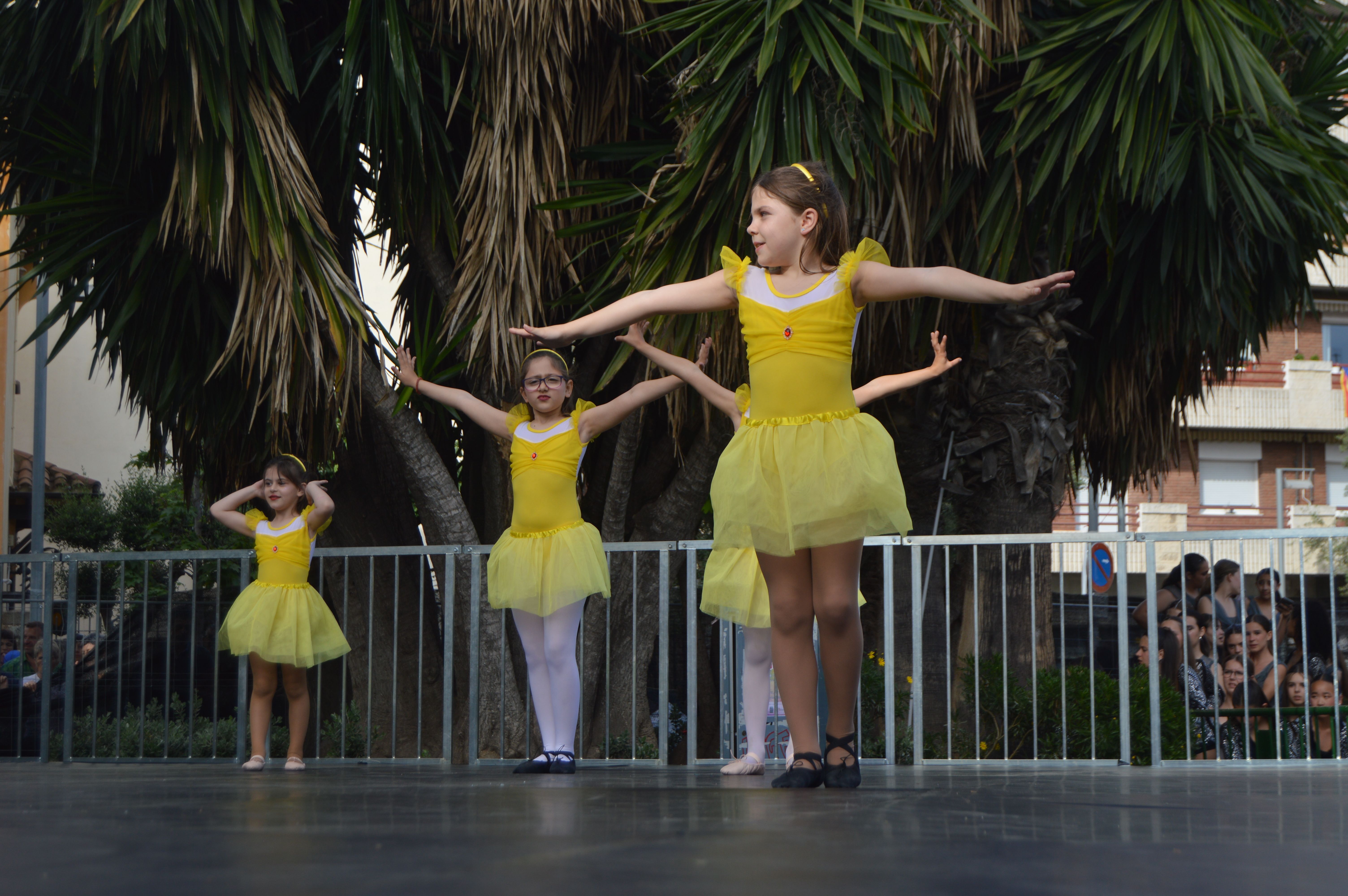 Les escoles de Cerdanyola ballen per la 23 edició del Dia Internacional de la Dansa. FOTO: Nora MO
