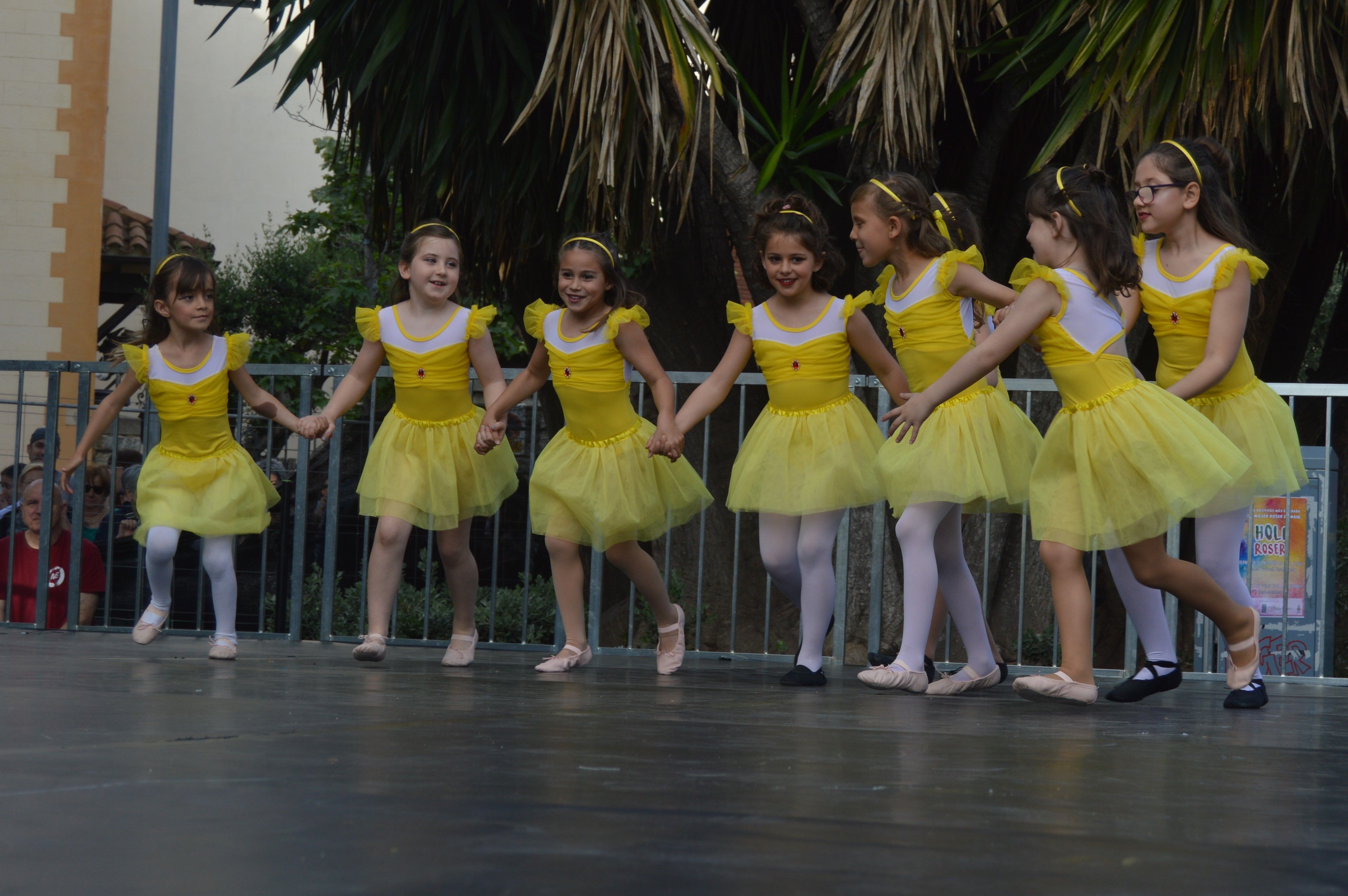 Les escoles de Cerdanyola ballen per la 23 edició del Dia Internacional de la Dansa. FOTO: Nora MO