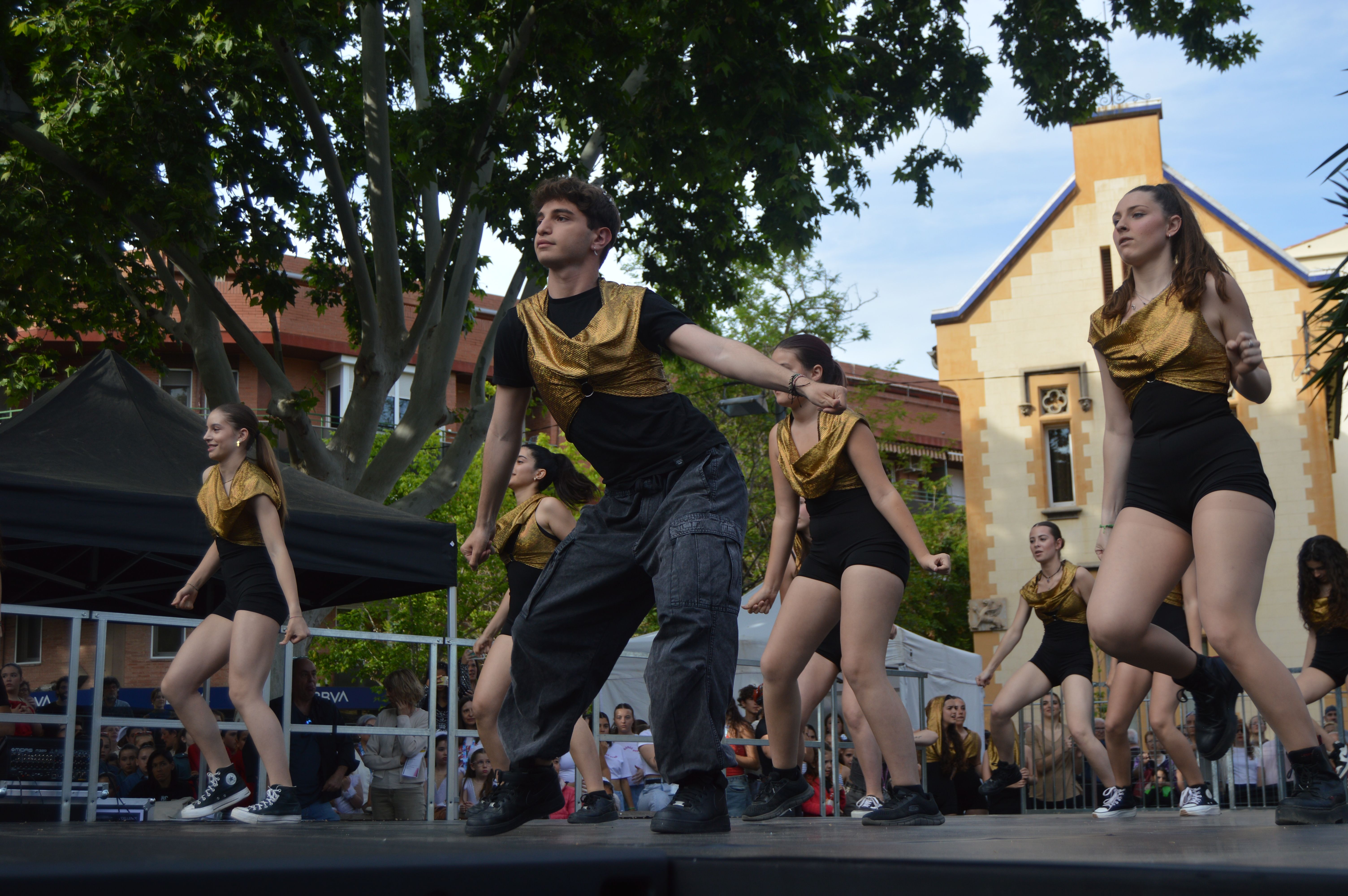 Les escoles de Cerdanyola ballen per la 23 edició del Dia Internacional de la Dansa. FOTO: Nora MO