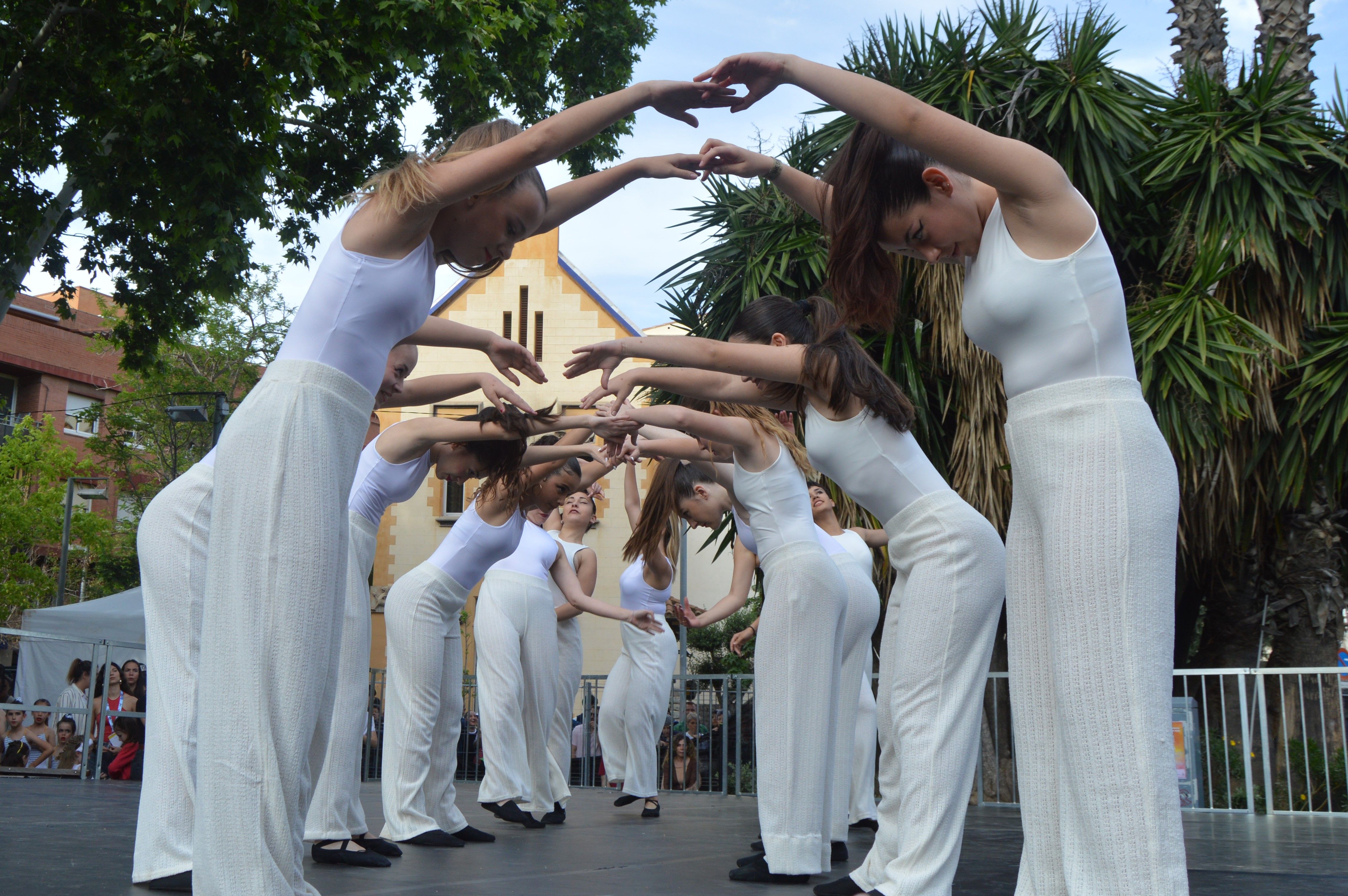 Les escoles de Cerdanyola ballen per la 23 edició del Dia Internacional de la Dansa. FOTO: Nora MO