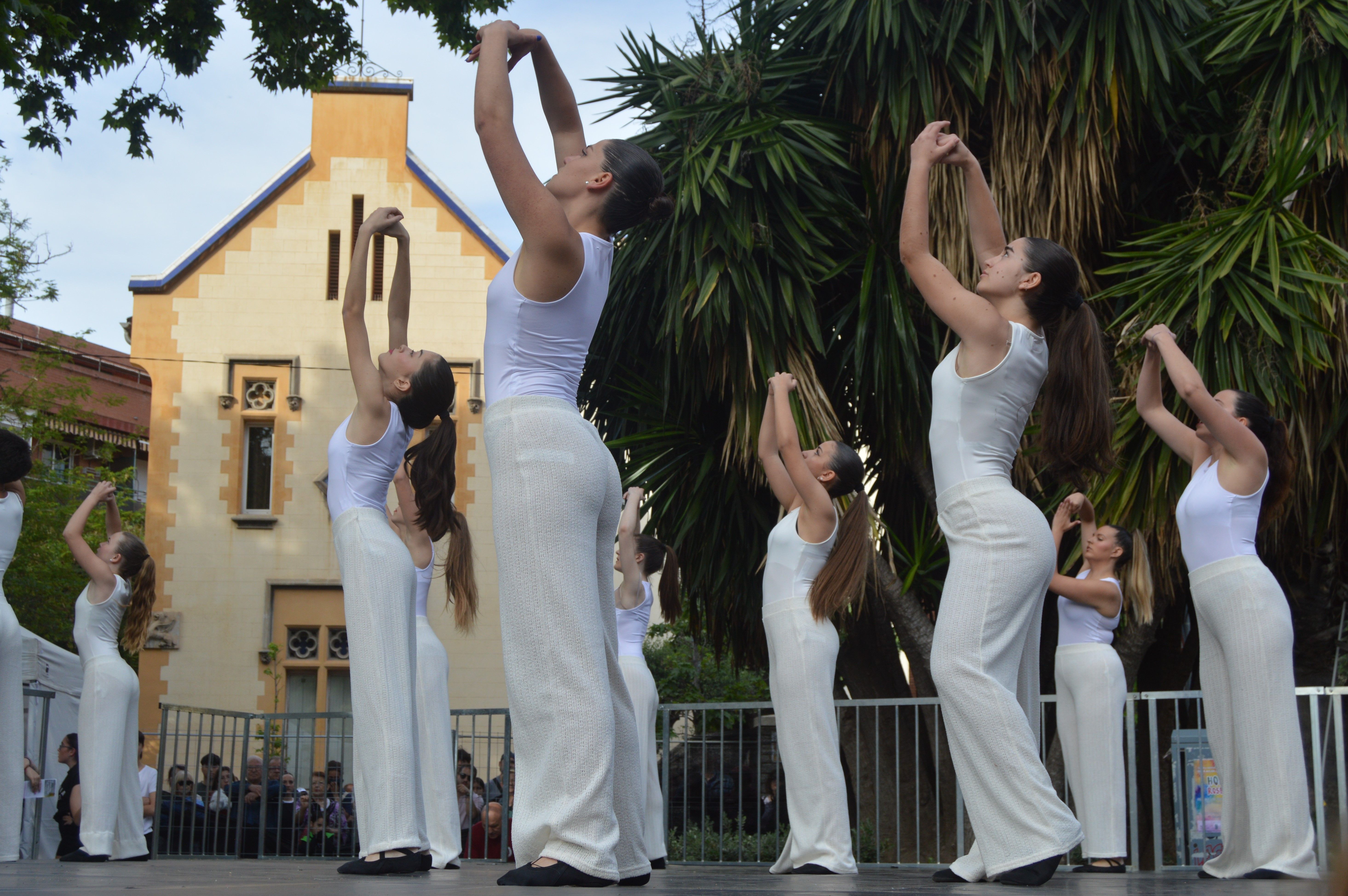 Les escoles de Cerdanyola ballen per la 23 edició del Dia Internacional de la Dansa. FOTO: Nora MO
