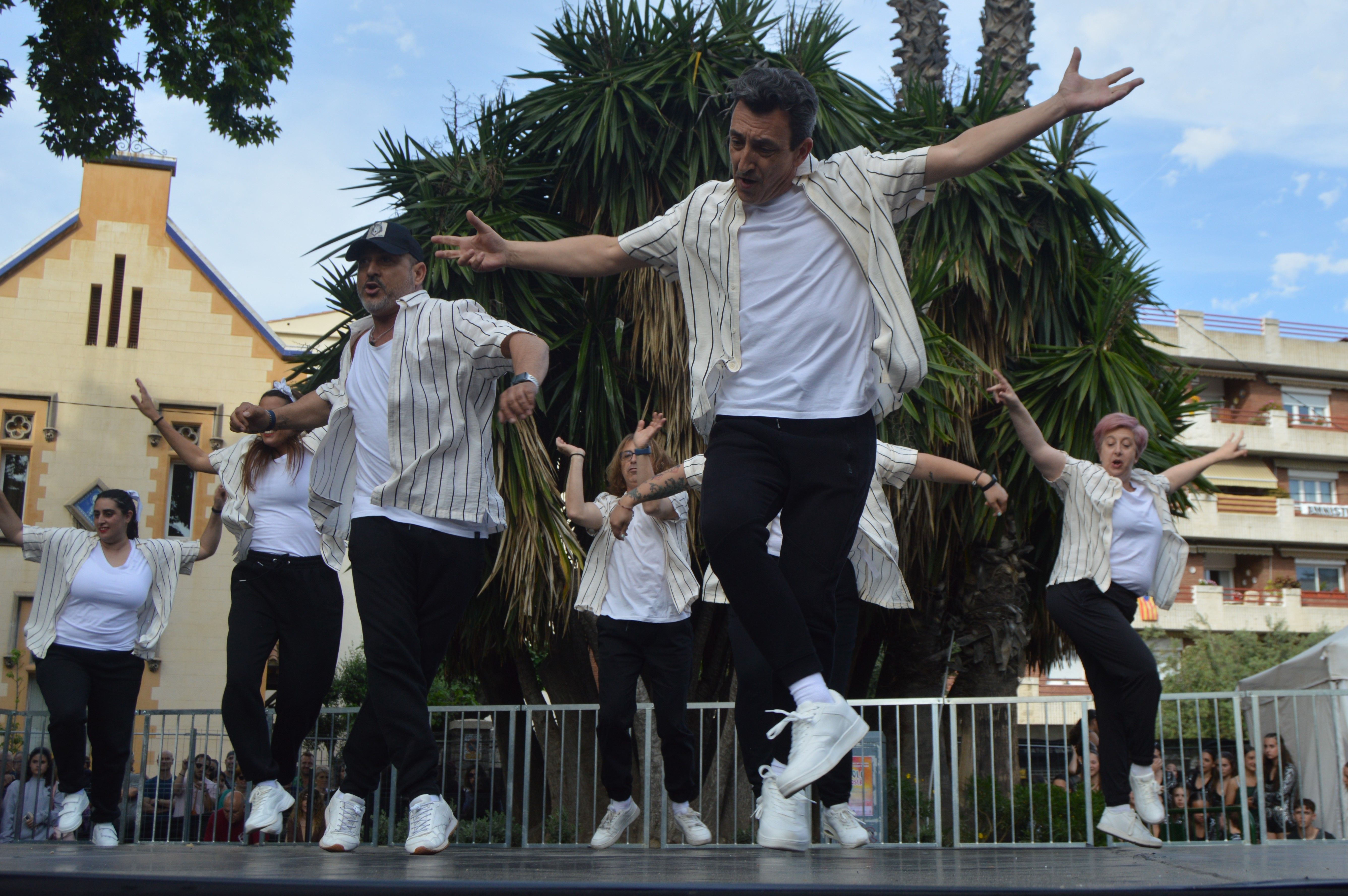 Les escoles de Cerdanyola ballen per la 23 edició del Dia Internacional de la Dansa. FOTO: Nora MO