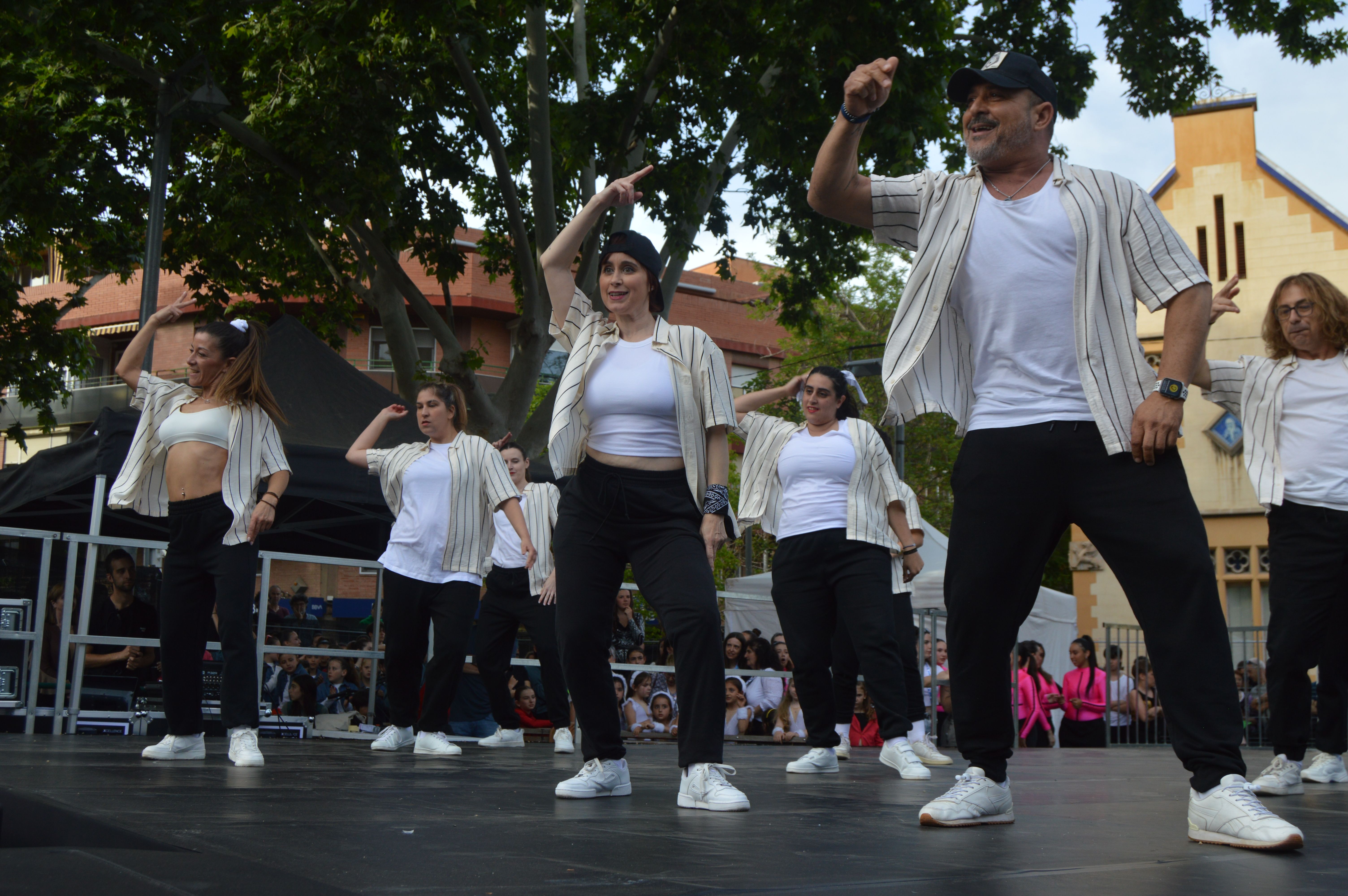 Les escoles de Cerdanyola ballen per la 23 edició del Dia Internacional de la Dansa. FOTO: Nora MO