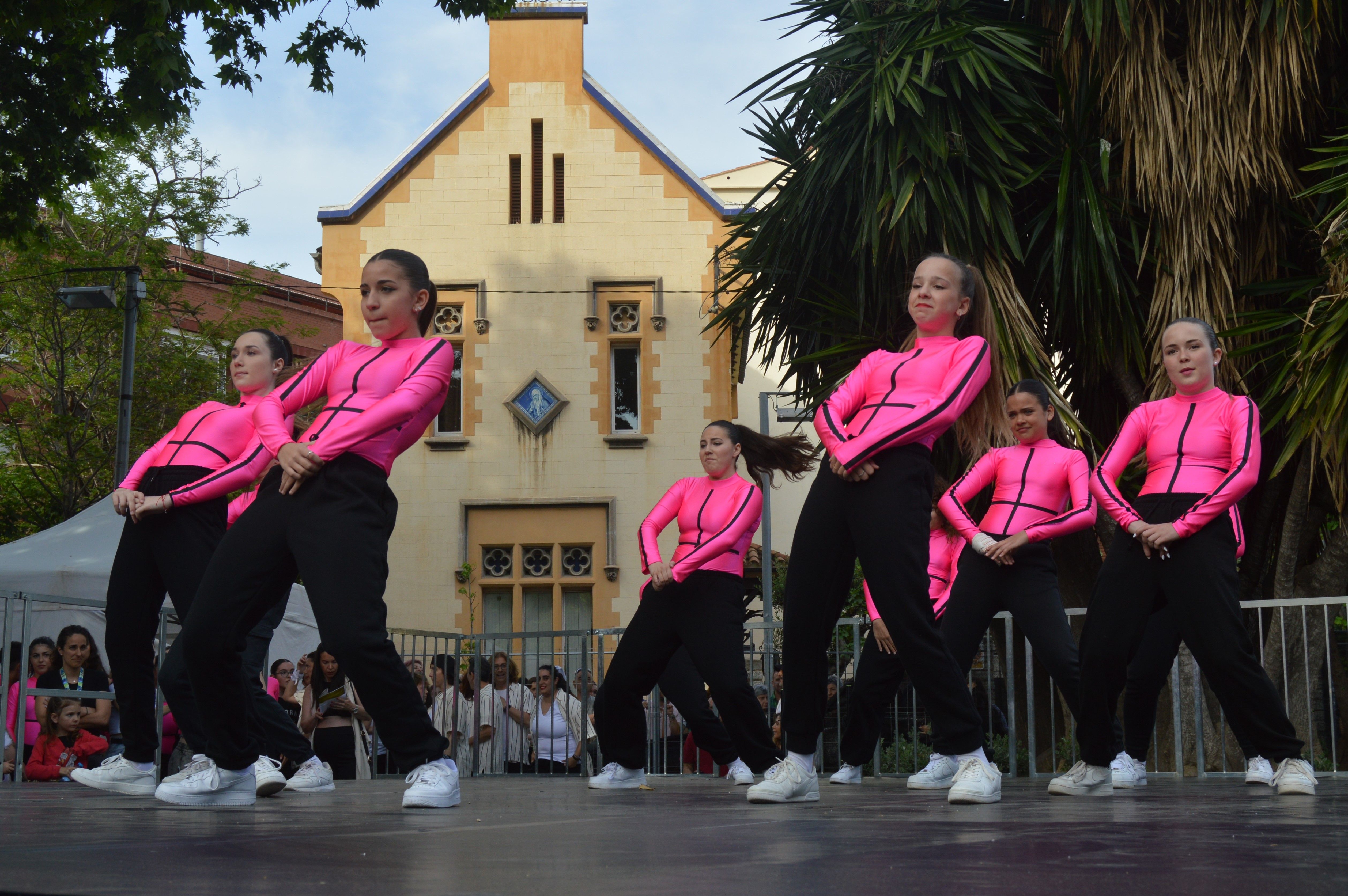 Les escoles de Cerdanyola ballen per la 23 edició del Dia Internacional de la Dansa. FOTO: Nora MO