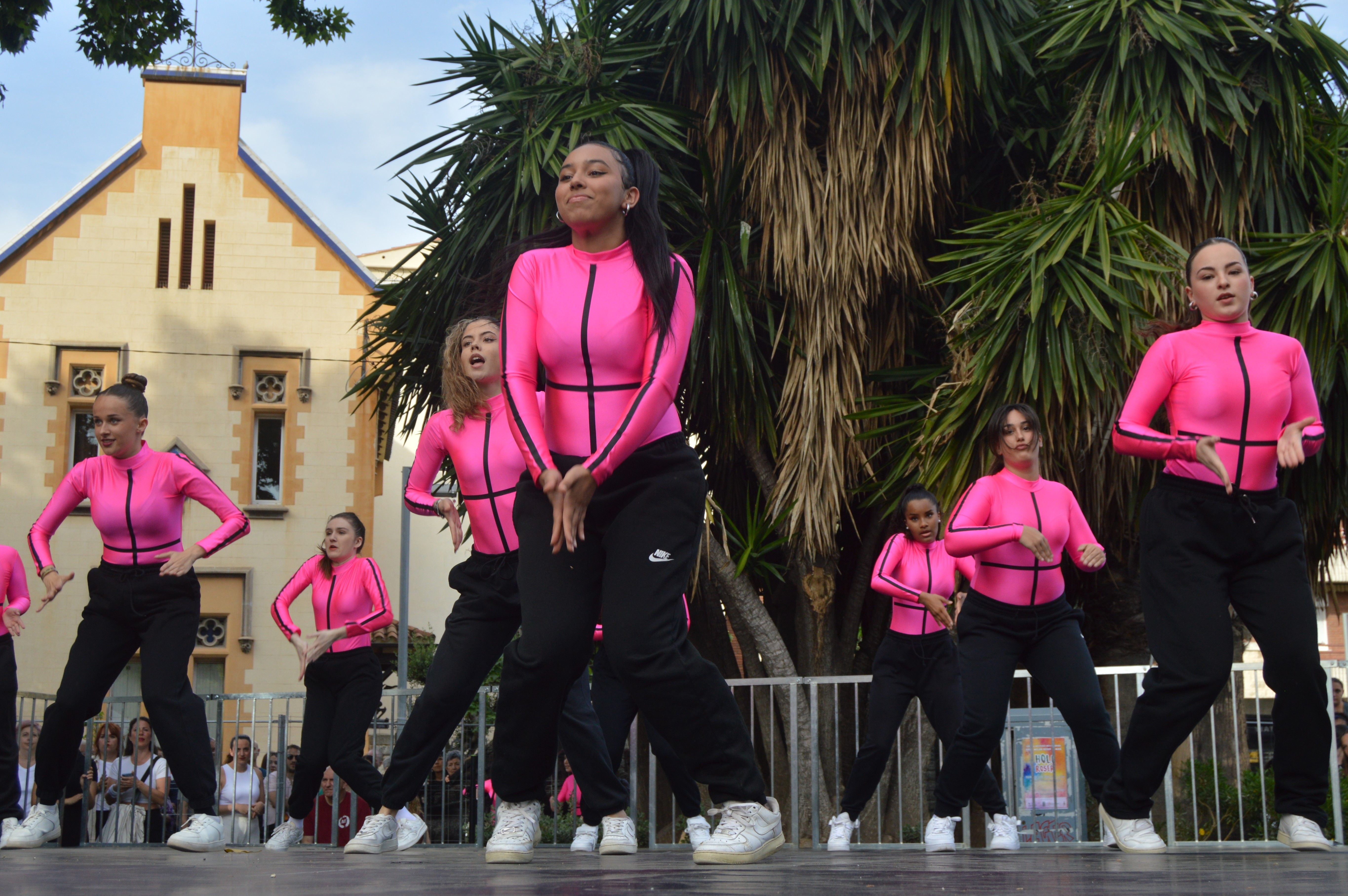 Les escoles de Cerdanyola ballen per la 23 edició del Dia Internacional de la Dansa. FOTO: Nora MO