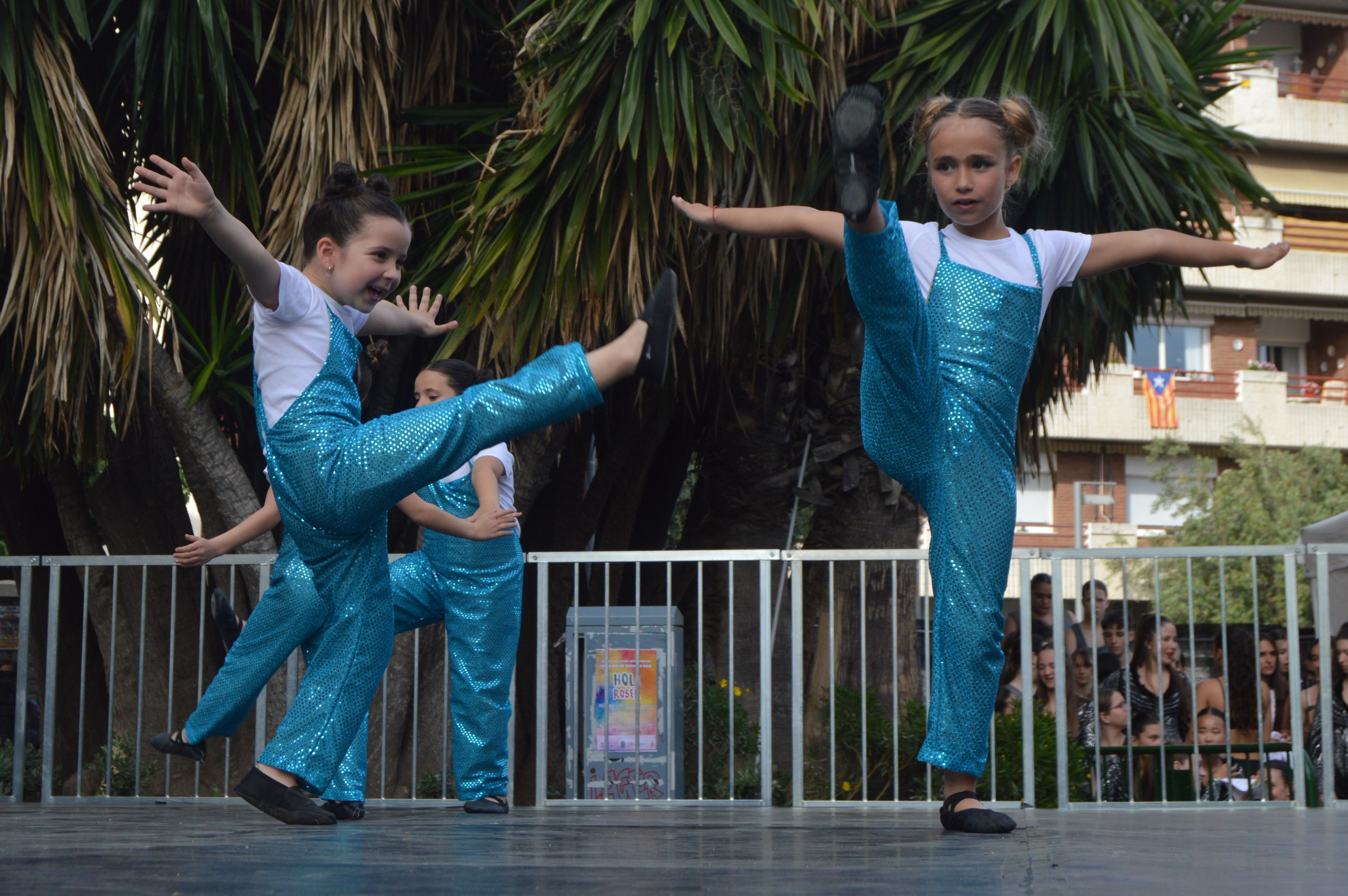 Les escoles de Cerdanyola ballen per la 23 edició del Dia Internacional de la Dansa. FOTO: Nora MO